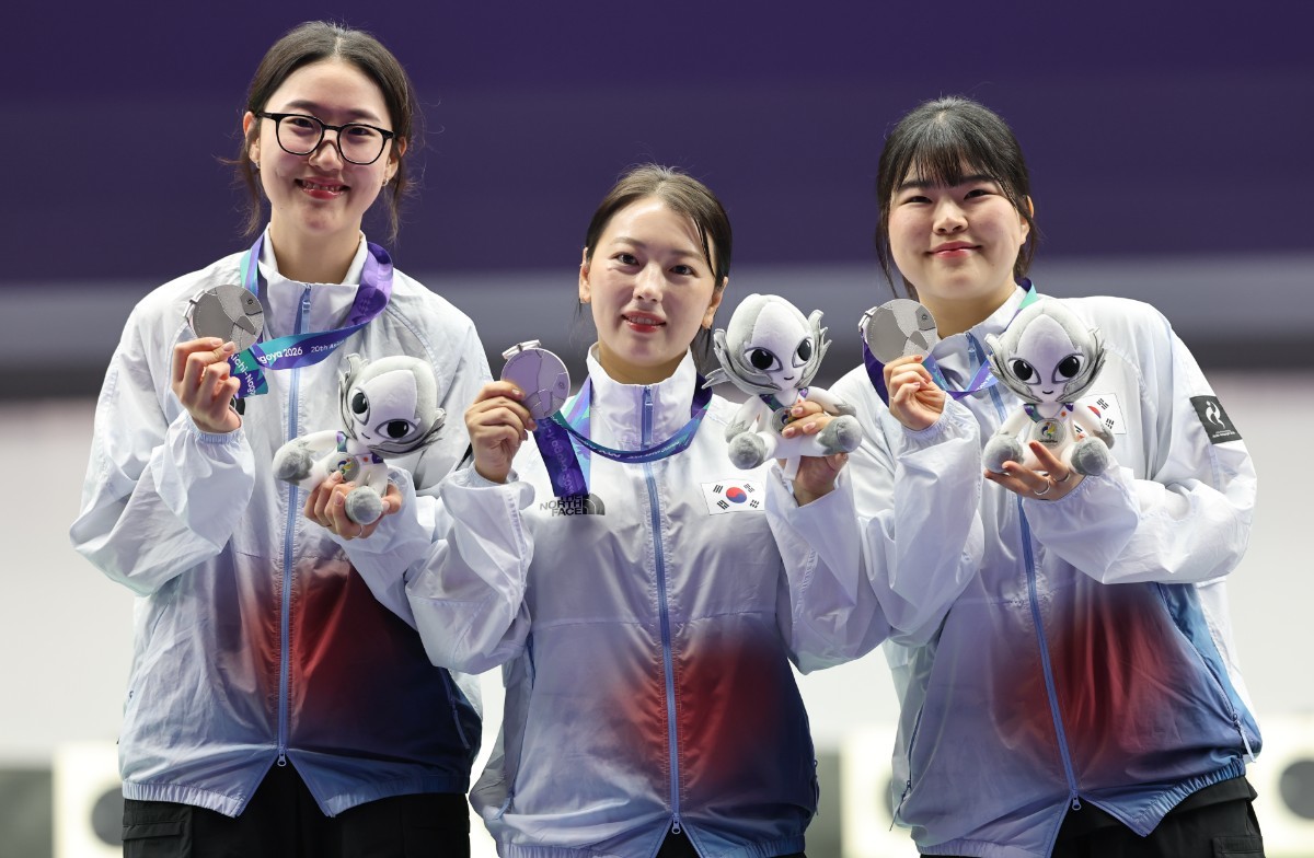 대한민국 양지인(왼쪽부터), 봉서린, 오예진이 28일 일본 도요타시 아이치현 종합사격장에서 열린 2026 아이치·나고야 아시안게임 사격 여자 25m 권총 단체전 시상식에서 은메달을 목에 걸고 기뻐하고 있다. / 뉴스1