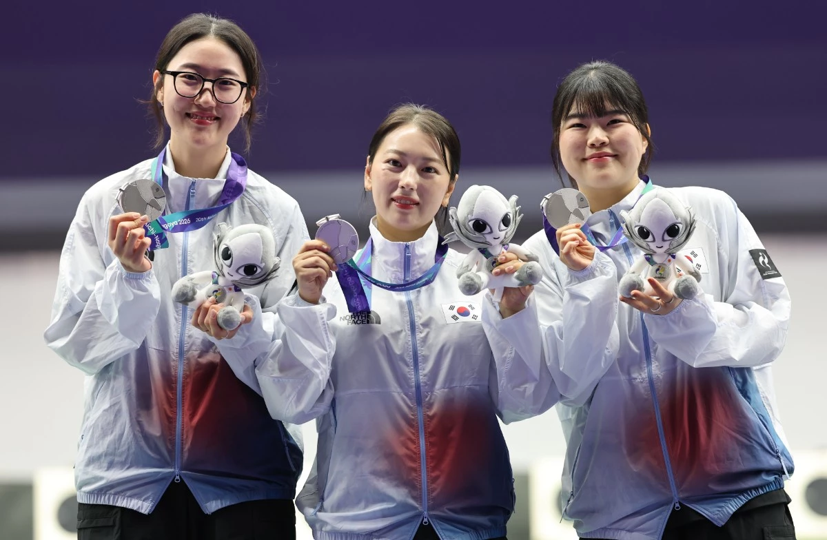 대한민국 양지인(왼쪽부터), 봉서린, 오예진이 28일 일본 도요타시 아이치현 종합사격장에서 열린 2026 아이치·나고야 아시안게임 사격 여자 25m 권총 단체전 시상식에서 은메달을 목에 걸고 기뻐하고 있다. / 뉴스1