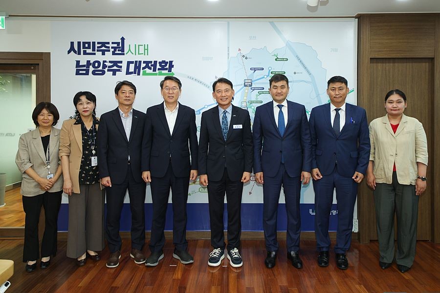 최현덕 남양주시장과 수헤 수흐볼드 주한몽골대사를 비롯한 양 지역 관계자들이 기념촬영을 하고 있다