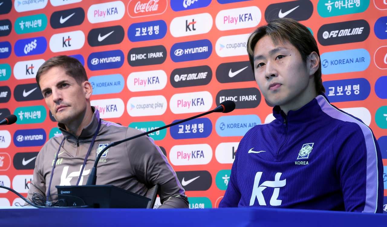 로베르토 모레노 대한민국 축구대표팀 감독과 이강인이 우루과이와의 평가전을 하루 앞둔 지난 27일 서울 마포구 서울월드컵경기장에서 훈련 전 공식 기자회견에 참석해 취재진 질문을 듣고 있다. / 뉴스1