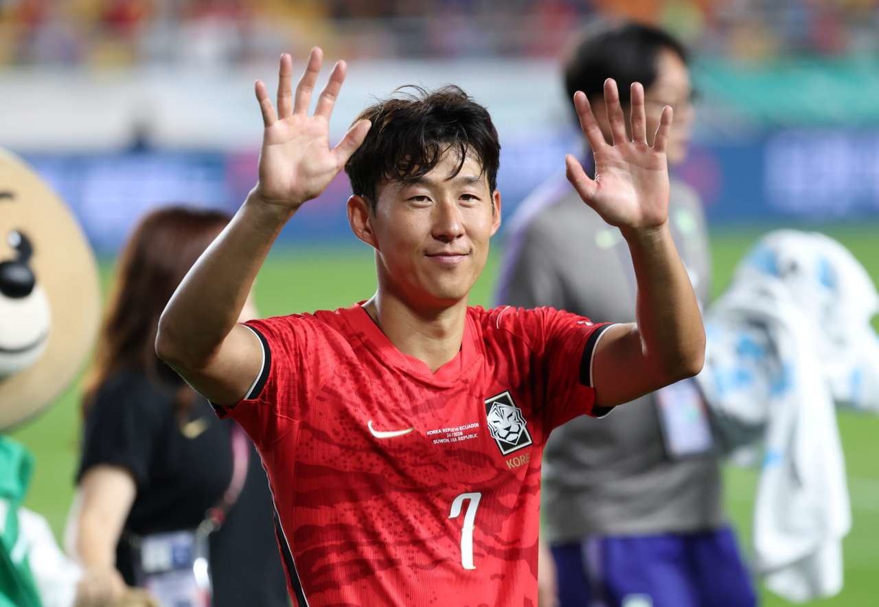 지난 24일 경기 수원시 팔달구 수원월드컵경기장에서 열린 축구 국가대표 평가전 대한민국과 에콰도르의 경기, 축구대표팀이 3대0으로 승리했다. 손흥민이 관중에게 인사를 하고 있다. / 뉴스1