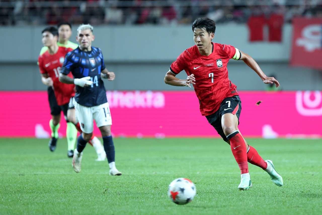 28일 서울 마포구 서울월드컵경기장에서 열린 축구 국가대표팀 평가전 대한민국과 우루과이의 경기, 대한민국 손흥민이 돌파하고 있다. / 뉴스1