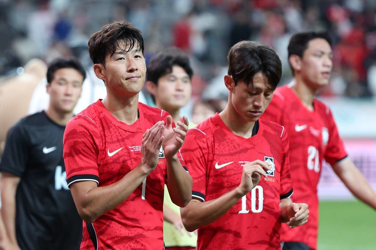 28일 서울 마포구 서울월드컵경기장에서 열린 축구 국가대표팀 평가전 대한민국과 우루과이의 경기에서 1-4로 패배한 대한민국 손흥민이 관중석을 향해 인사하고 있다. / 뉴스1