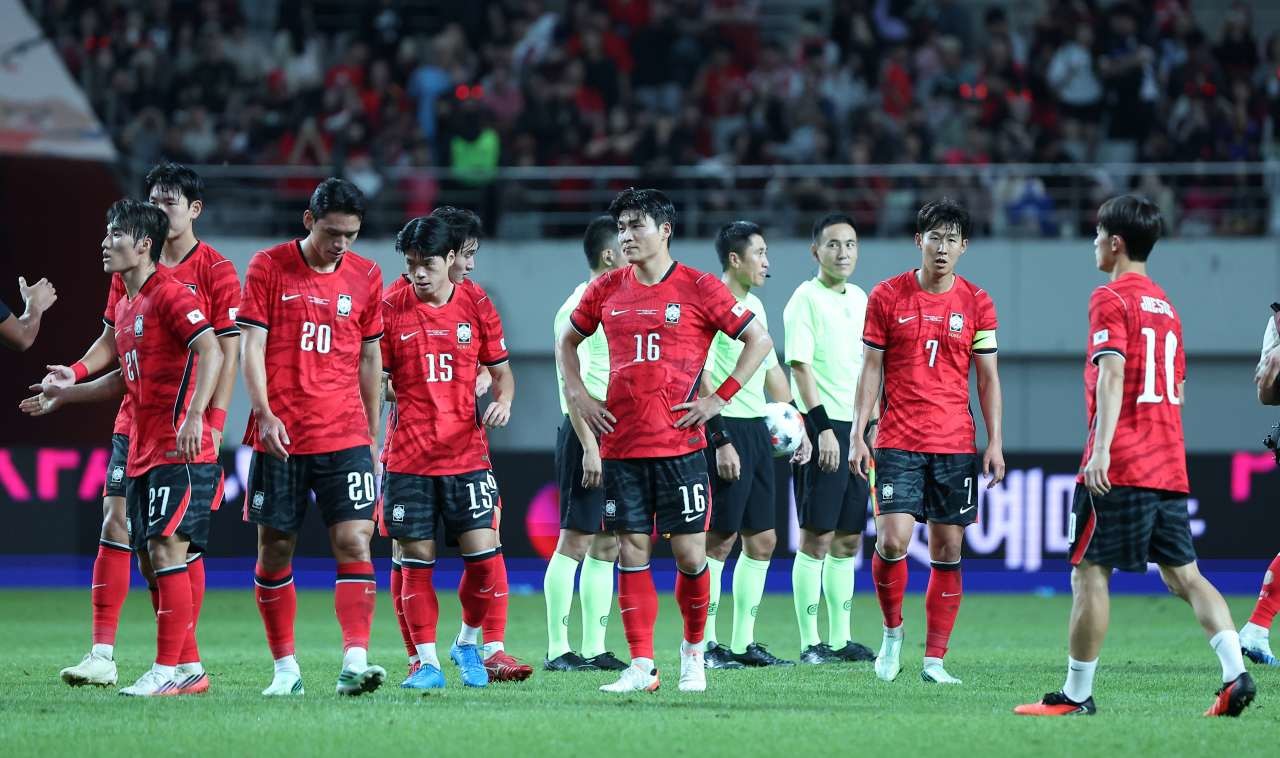 28일 서울 마포구 서울월드컵경기장에서 열린 축구 국가대표팀 평가전 대한민국과 우루과이의 경기에서 1-4로 패배한 대한민국 손흥민이 아쉬워하고 있다. / 뉴스1