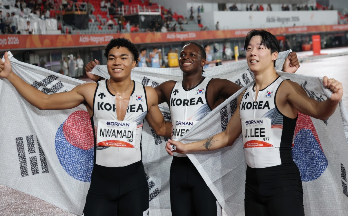28일 나고야시 미즈호파크 주경기장에서 열린 2026 아이치·나고야아시안게임 남자 육상 400m 계주 결승에서 나마디 조엘진(왼쪽부터), 비웨사 다니엘, 이재성이 동메달을 확정 짓고 기뻐하고 있다 / 뉴스1