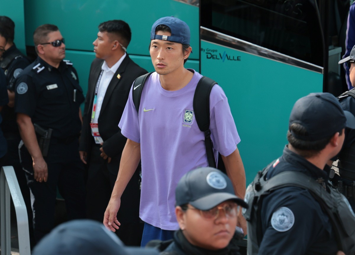대한민국 축구국가대표팀 조규성이 지난 6월 멕시코 몬테레이의 대표팀 숙소에 도착하고 있다. 한국 축구대표팀은 2026 북중미 월드컵 A조 조별리그 3차전 남아프리카공화국과의 경기를 앞두고 몬테레이에 입성했다. / 뉴스1