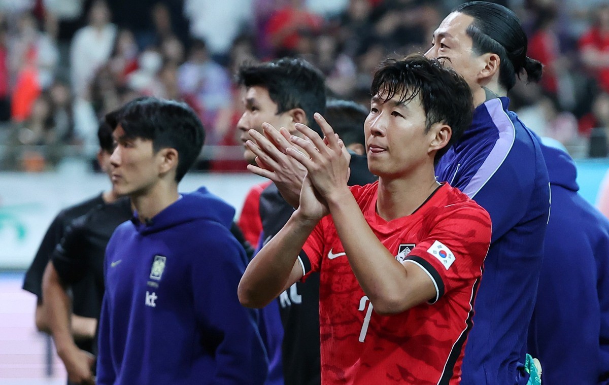지난 28일 서울 마포구 서울월드컵경기장에서 열린 축구 국가대표팀 평가전 대한민국과 우루과이의 경기에서 1-4로 패배한 대한민국 손흥민이 관중석을 향해 인사하고 있다. / 뉴스1