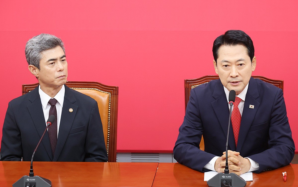 장동혁 국민의힘 대표가 28일 서울 여의도 국회에서 강신철 신임 국방부 장관을 접견하며 인사말을 하고 있다. 장 대표는 강 장관을 만나 최근 비무장지대(DMZ)에서 발생한 지뢰 추정 폭발 사고와 관련해 '(이재명) 대통령에게 맞서더라도 국민들에게 답할 때'라며 강경 대응을 주문했다. 장 대표는 강 장관을 접견한 자리에서 '이재명 대통령은 혼자서 대한민국의 안보를 책임지기 어렵다고 생각한다'라고 비판했다. 그러면서 '때로는 대통령에게 맞서다가 지금 이 자리에 계속 있게 되지 못하더라도 그동안 장관을 지켜준 대한민국 국민들에게 답해야 할 때가 왔다고 생각한다'라고 덧붙였다. / 뉴스1