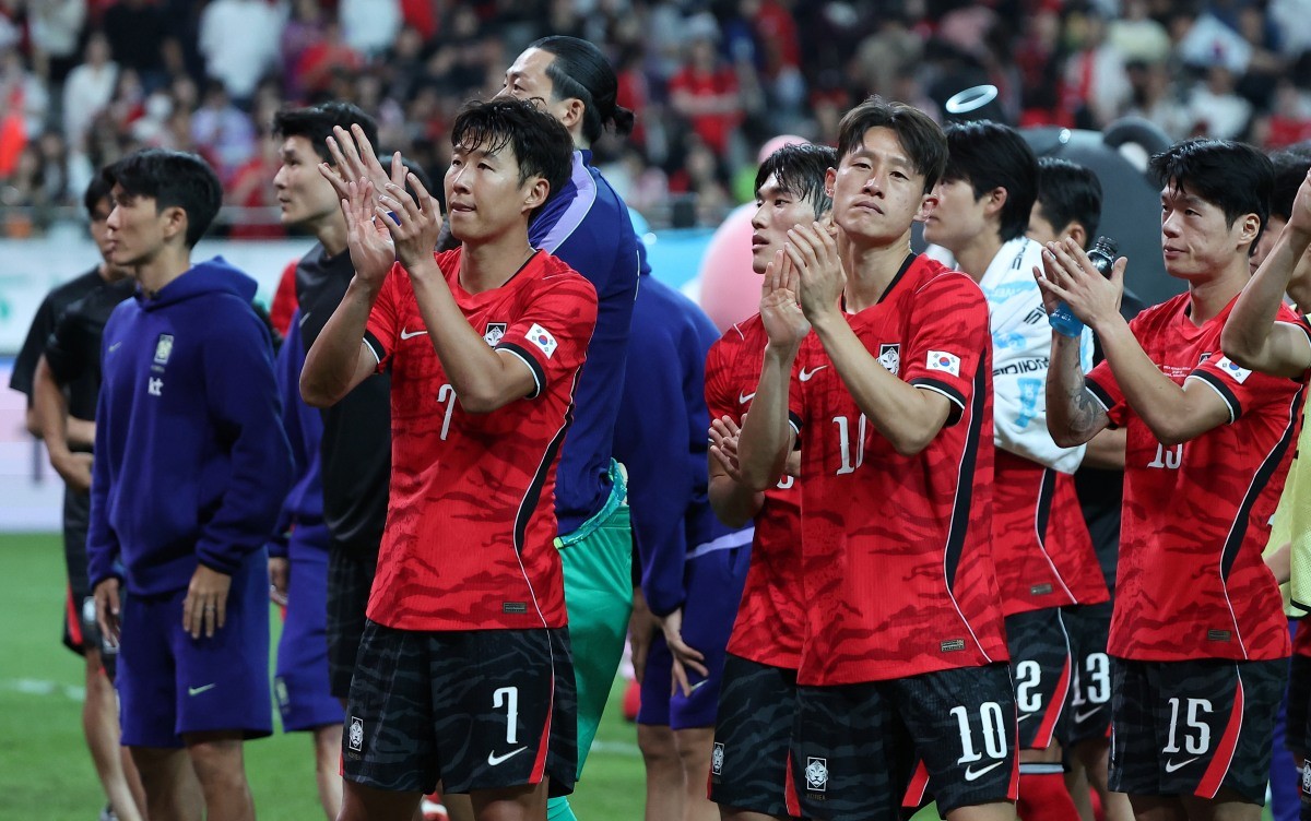 지난 28일 서울 마포구 서울월드컵경기장에서 열린 축구 국가대표팀 평가전 대한민국과 우루과이의 경기에서 1-4로 패배한 대한민국 손흥민을 비롯한 선수들이 관중석을 향해 인사하고 있다. / 뉴스1