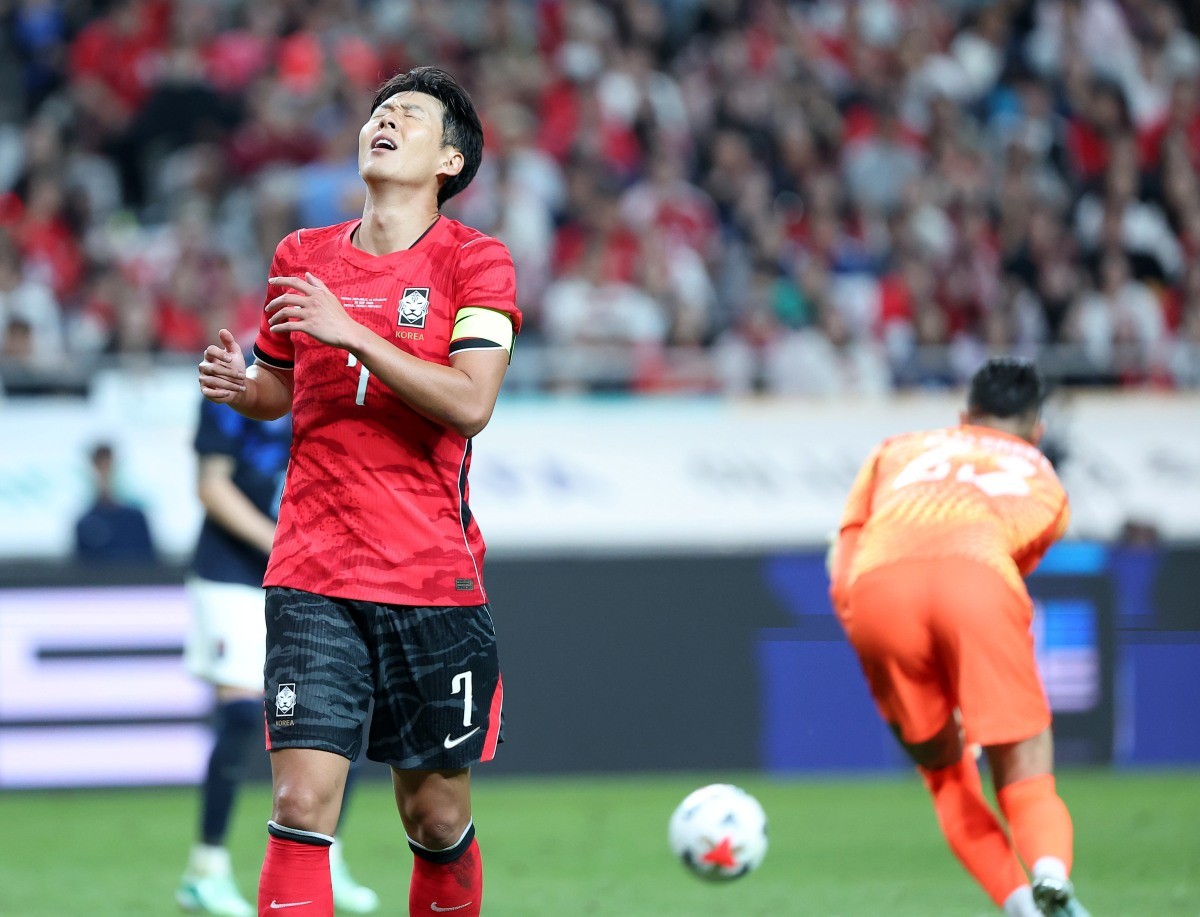 지난 28일 서울 마포구 서울월드컵경기장에서 열린 축구 국가대표팀 평가전 대한민국과 우루과이의 경기, 대한민국 손흥민이 득점 기회를 놓친 후 아쉬워하고 있다 / 뉴스1