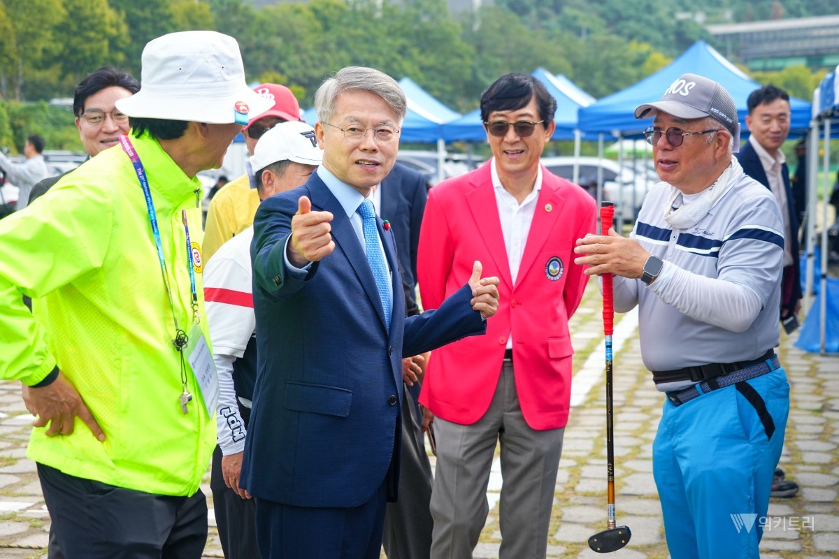 민형배 전남광주통합특별시장이 28일 오전 광산구 서봉파크골프장에서 열린 '2026전남광주통합특별시장배 전국파크골프대회'에 참석해 선수단을 격려하고 있다./전남광주통합특별시