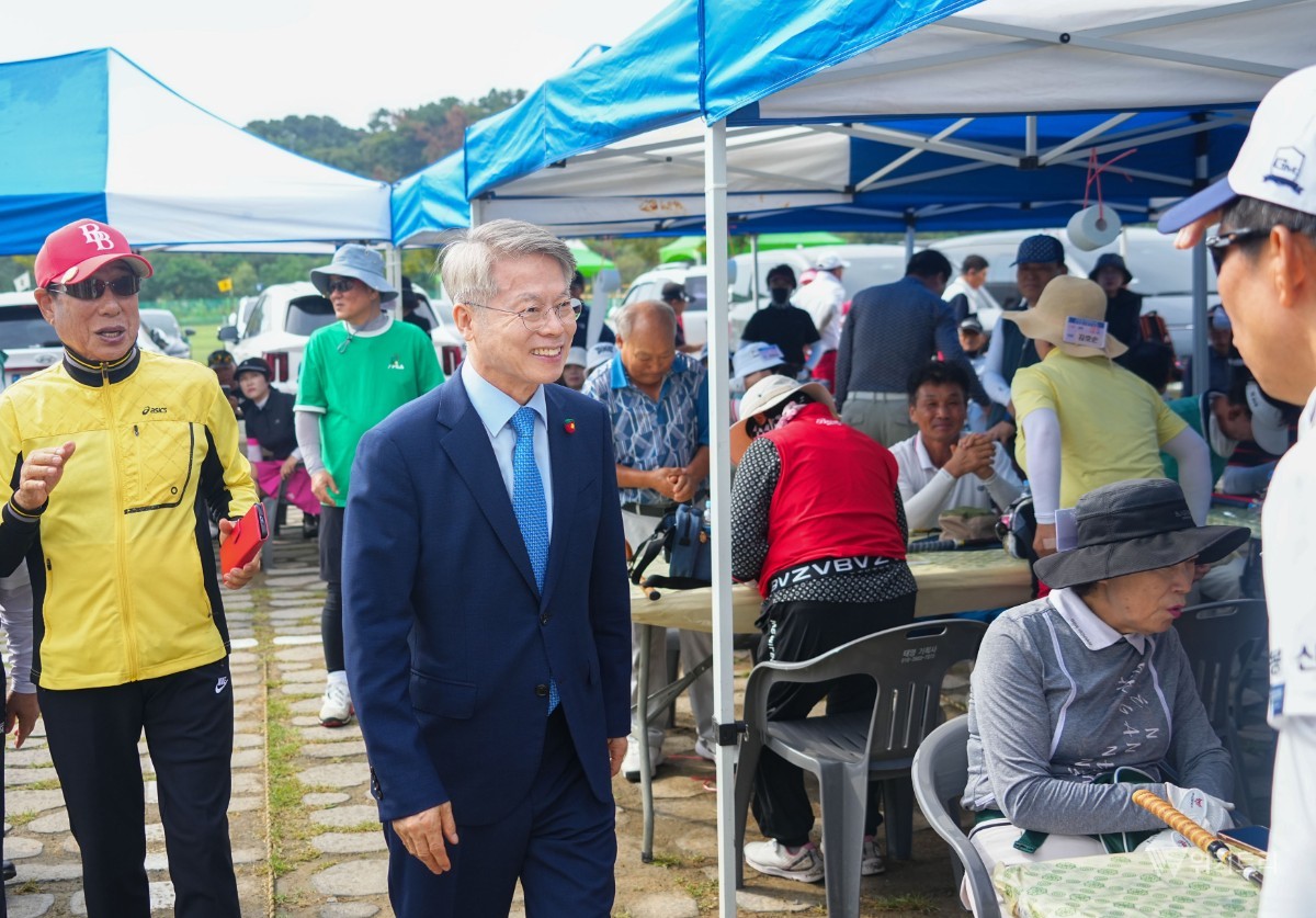 민형배 전남광주통합특별시장이 28일 오전 광산구 서봉파크골프장에서 열린 '2026전남광주통합특별시장배 전국파크골프대회'에 참석해 선수단을 격려하고 있다./전남광주통합특별시