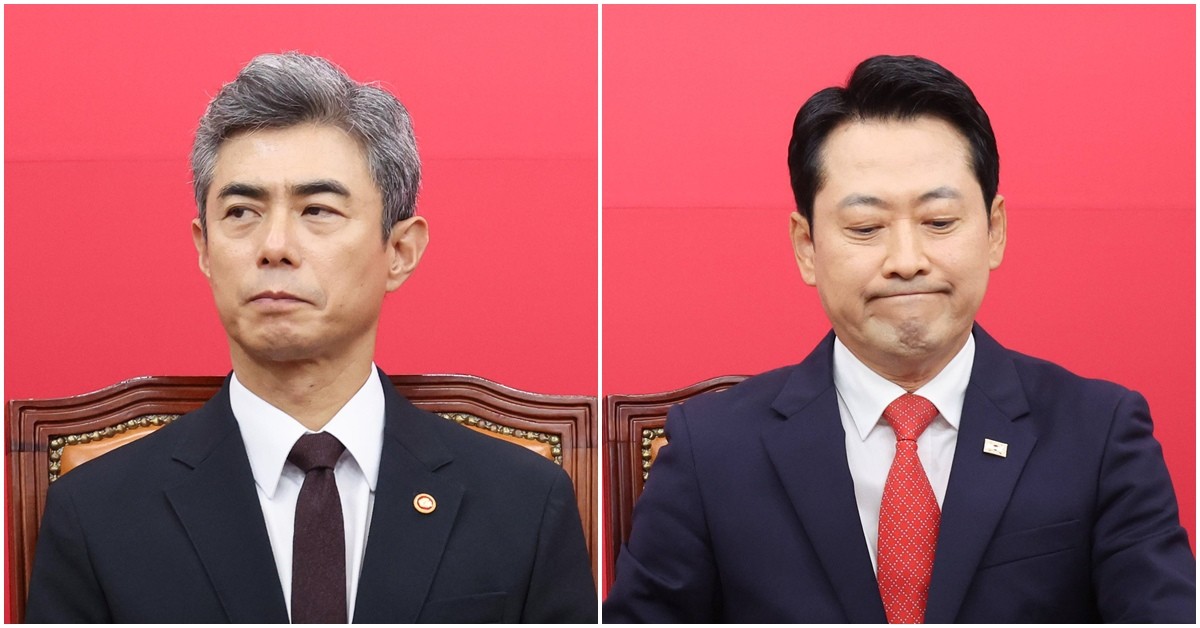 장동혁 국민의힘 대표가 28일 서울 여의도 국회에서 강신철 신임 국방부 장관을 접견하고 있다. 장 대표는 강 장관을 만나 최근 비무장지대(DMZ)에서 발생한 지뢰 추정 폭발 사고와 관련해 '(이재명) 대통령에게 맞서더라도 국민들에게 답할 때'라며 강경 대응을 주문했다. 장 대표는 강 장관을 접견한 자리에서 '이재명 대통령은 혼자서 대한민국의 안보를 책임지기 어렵다고 생각한다'라고 비판했다. 그러면서 '때로는 대통령에게 맞서다가 지금 이 자리에 계속 있게 되지 못하더라도 그동안 장관을 지켜준 대한민국 국민들에게 답해야 할 때가 왔다고 생각한다'라고 덧붙였다. / 뉴스1