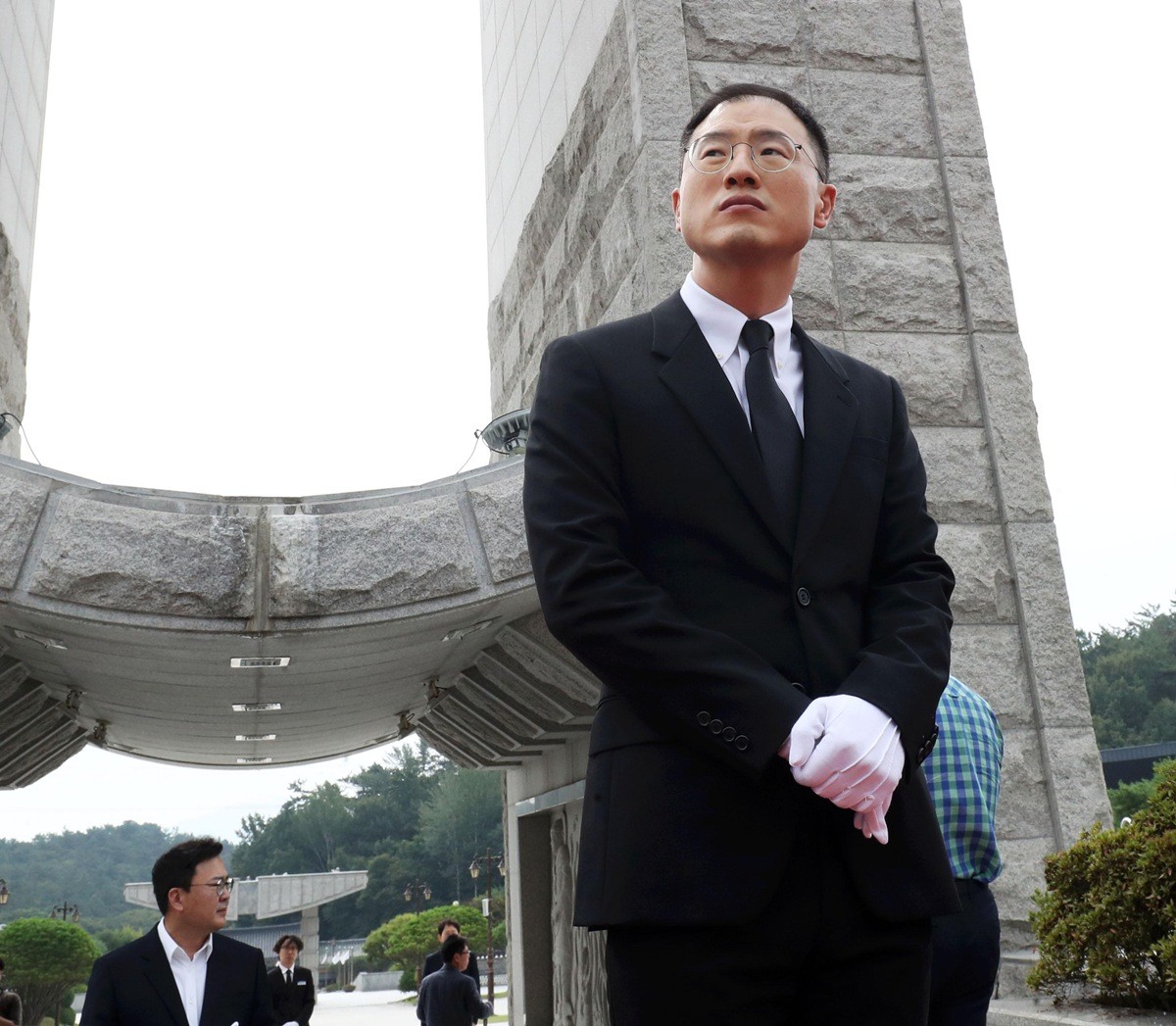 28일 전남광주 북구 국립5·18민주묘지를 찾은 김상욱 울산시장이 참배 후 묘역을 둘러보고 있다. / 뉴스1