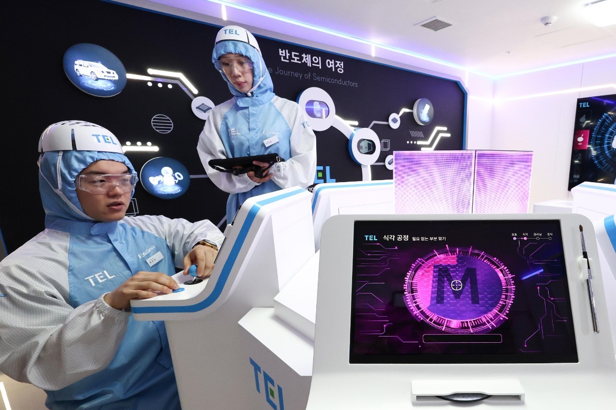 지난 7월 27일 서울 송파구 어린이 직업체험 테마파크 키자니아 서울에 마련된 TEL 반도체 드림랩에서 관계자들이 미션을 수행하고 있다. / 뉴스1