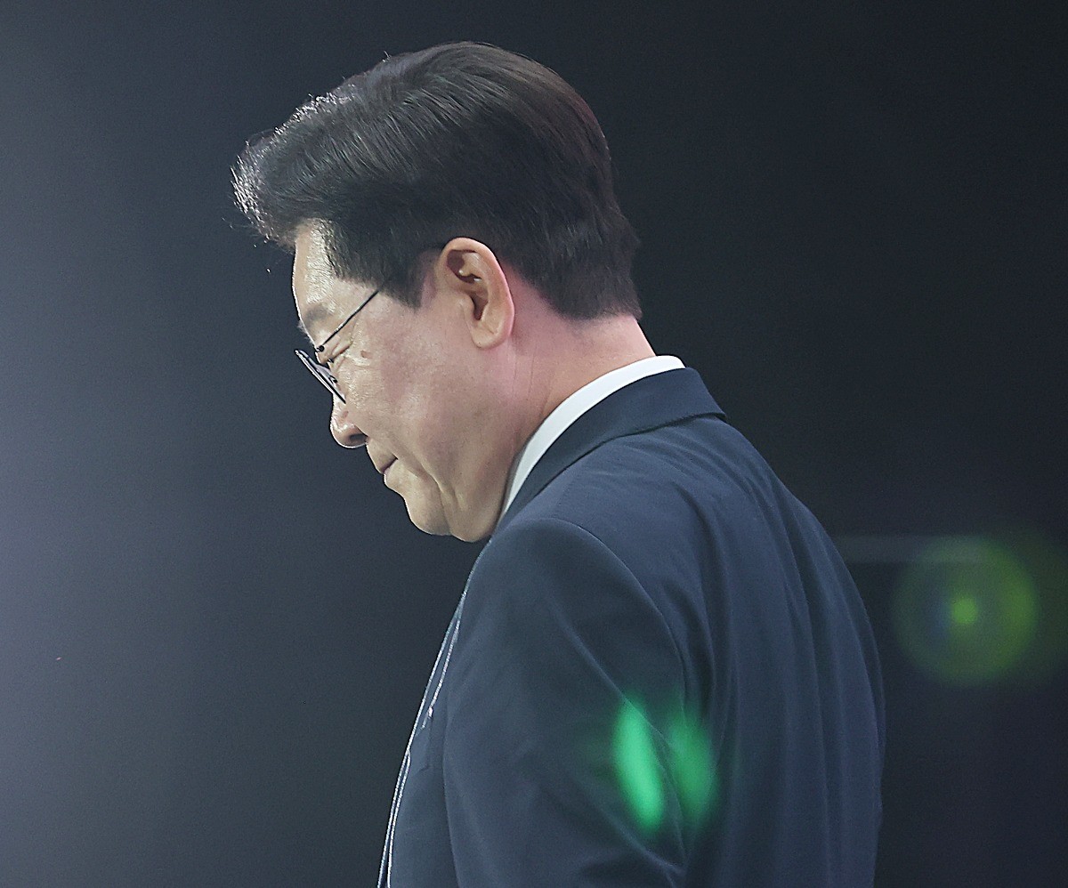 이재명 대통령이 28일 인천 송도에서 열린 제20회 세계한인의 날 기념식에서 기념사를 마친 후 단상을 내려가고 있다. 기사 이해를 돕기 위한 자료 사진. 장동혁 대표는 비무장지대(DMZ) 지뢰 폭발 사고와 관련해 이재명 대통령을 직격했다. 그러면서 '김정은과 싸워야 할 대통령이 '문조털래유(문재인·조국·김어준·정청래·유시민)'와 싸우기 바쁘다'라고 비판했다. 장 대표는 28일 페이스북에 올린 글에서 '한참 늦었지만 군이 사실상 북한 지뢰임을 인정했다. 매설인지 유실인지는 최종 결론을 유보했으나 매설이든 유실이든 북한의 책임은 명백하다'라며 '그런데 군이 이 중요한 사안을 발표하는 시간에, 이재명 대통령은 한가롭게 김어준 주장에 반박하는 글을 올리고 있었다'라고 지적했다. / 뉴스1