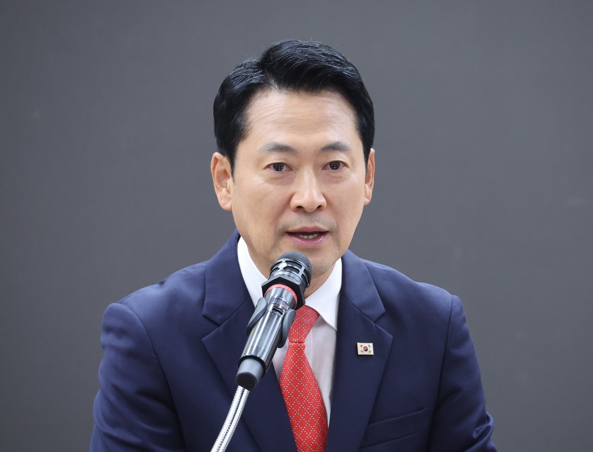 장동혁 국민의힘 대표가 28일 서울 여의도 국회 의원회관에서 열린 지속가능하고 공정한 연금제도를 위한 구조개혁 정책토론회에서 발언하고 있다. 장동혁 대표는 비무장지대(DMZ) 지뢰 폭발 사고와 관련해 이재명 대통령을 직격했다. 그러면서 '김정은과 싸워야 할 대통령이 '문조털래유(문재인·조국·김어준·정청래·유시민)'와 싸우기 바쁘다'라고 비판했다. 장 대표는 28일 페이스북에 올린 글에서 '한참 늦었지만 군이 사실상 북한 지뢰임을 인정했다. 매설인지 유실인지는 최종 결론을 유보했으나 매설이든 유실이든 북한의 책임은 명백하다'라며 '그런데 군이 이 중요한 사안을 발표하는 시간에, 이재명 대통령은 한가롭게 김어준 주장에 반박하는 글을 올리고 있었다'라고 지적했다. / 뉴스1