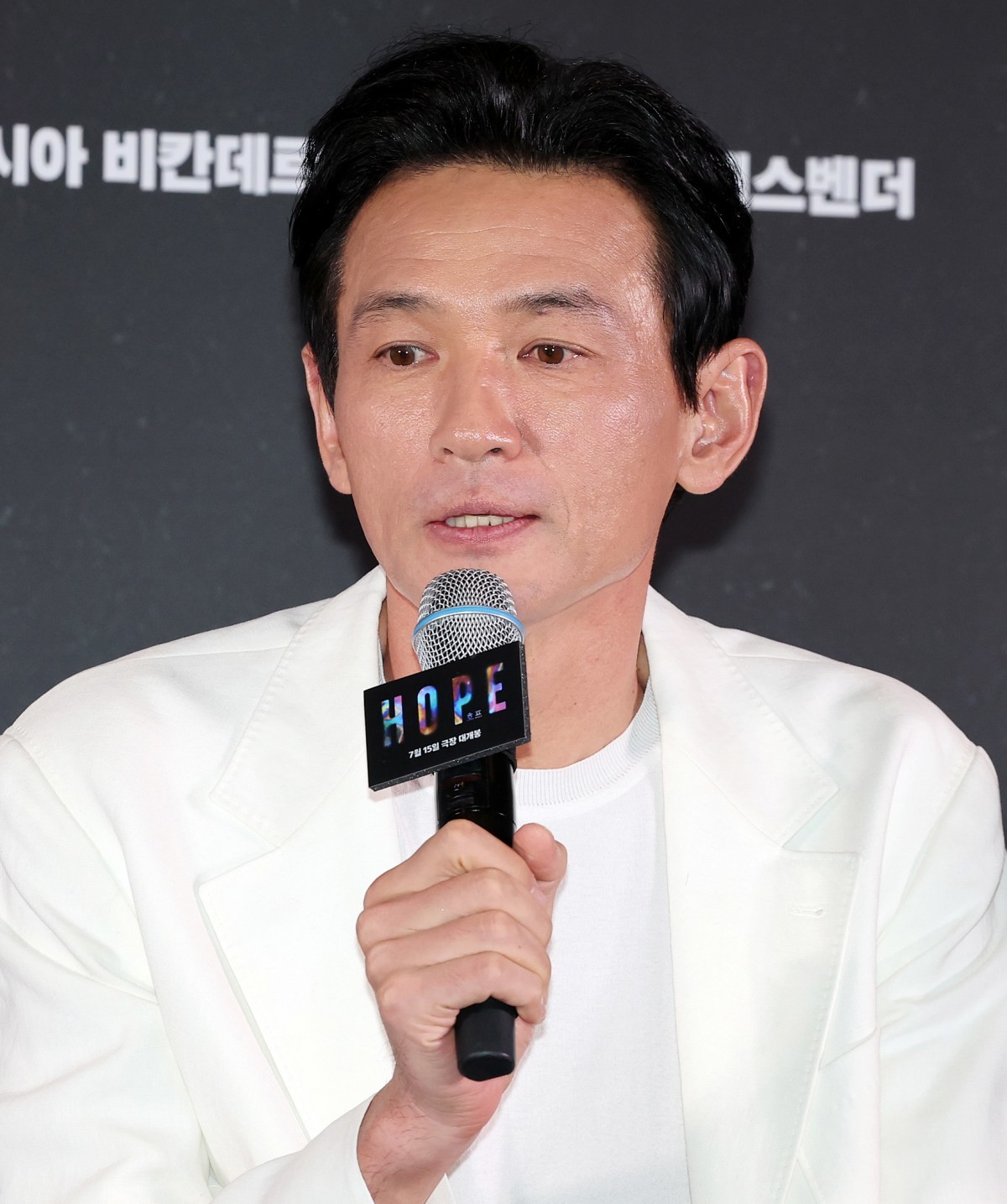 배우 황정민이 지난 7월 서울 강남구 메가박스 코엑스에서 열린 영화 '호프'(HOPE) 언론시사회에 참석해 취재진 질문에 답변하고 있다. / 뉴스1