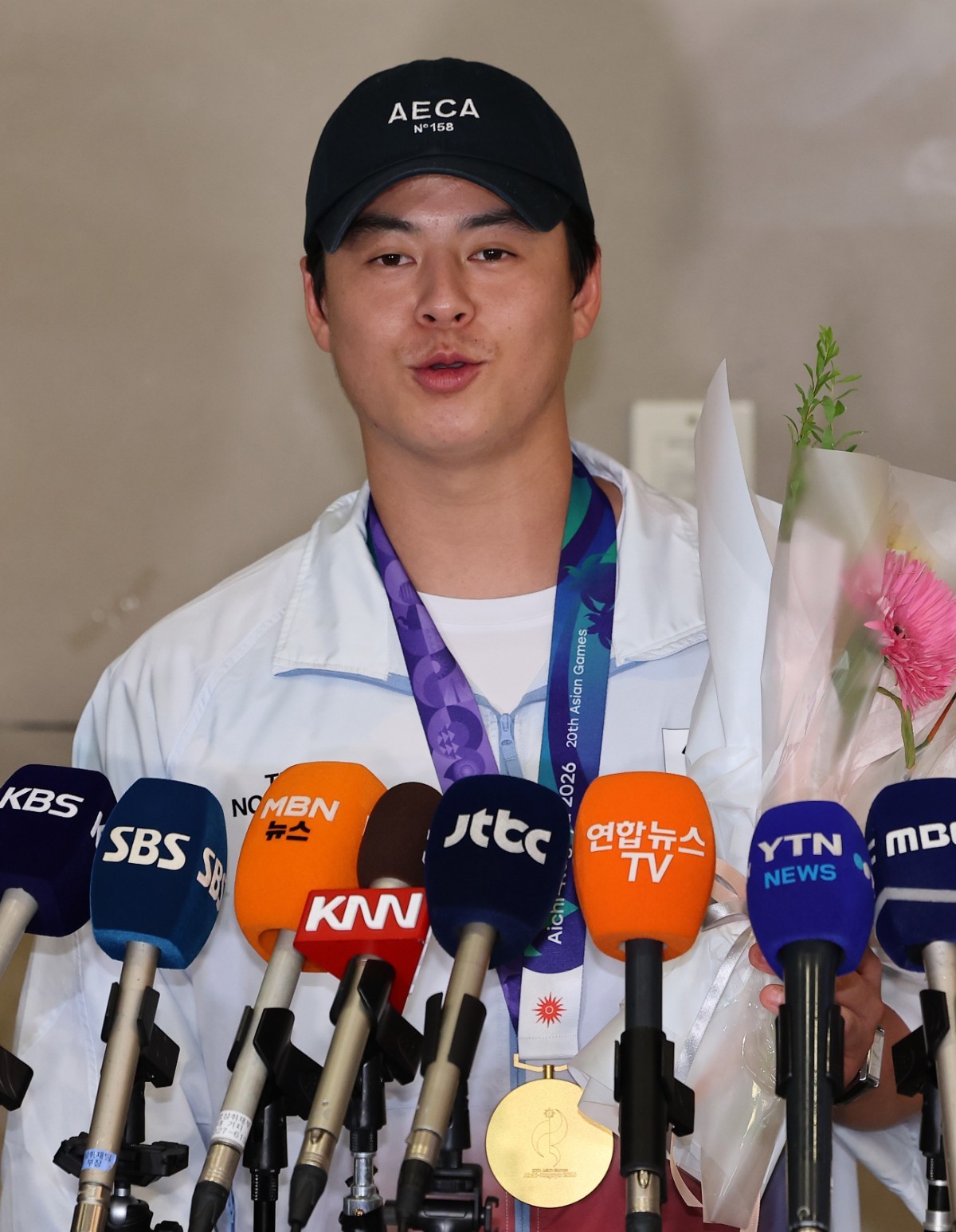 2026 아이치·나고야 아시안게임 금메달을 차지한 야구 대표팀 노시환이 지난 28일 인천국제공항 제2여객터미널을 통해 귀국한 후 취재진의 질문에 답하고 있다. / 뉴스1