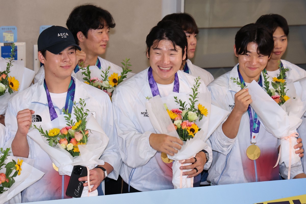 2026 아이치·나고야 아시안게임 금메달을 차지한 야구 대표팀 노시환(왼쪽부터), 곽빈, 김도영이 지난 28일 인천국제공항 제2여객터미널을 통해 귀국한 후 기념 촬영을 하며 기뻐하고 있다. / 뉴스1