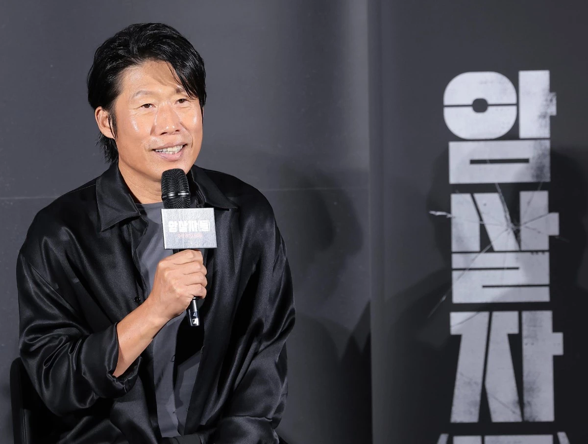 배우 유해진이 10일 오전 서울 용산구 CGV 용산아이파크몰에서 열린 영화 '암살자(들)' 제작보고회에 참석해 인사말을 하고 있다. '암살자(들)'은 1974년 8월 15일, 대한민국을 충격에 빠뜨린 영부인 저격 사건의 의혹과 배후를 추적하는 이야기를 그린 작품이다. / 뉴스1