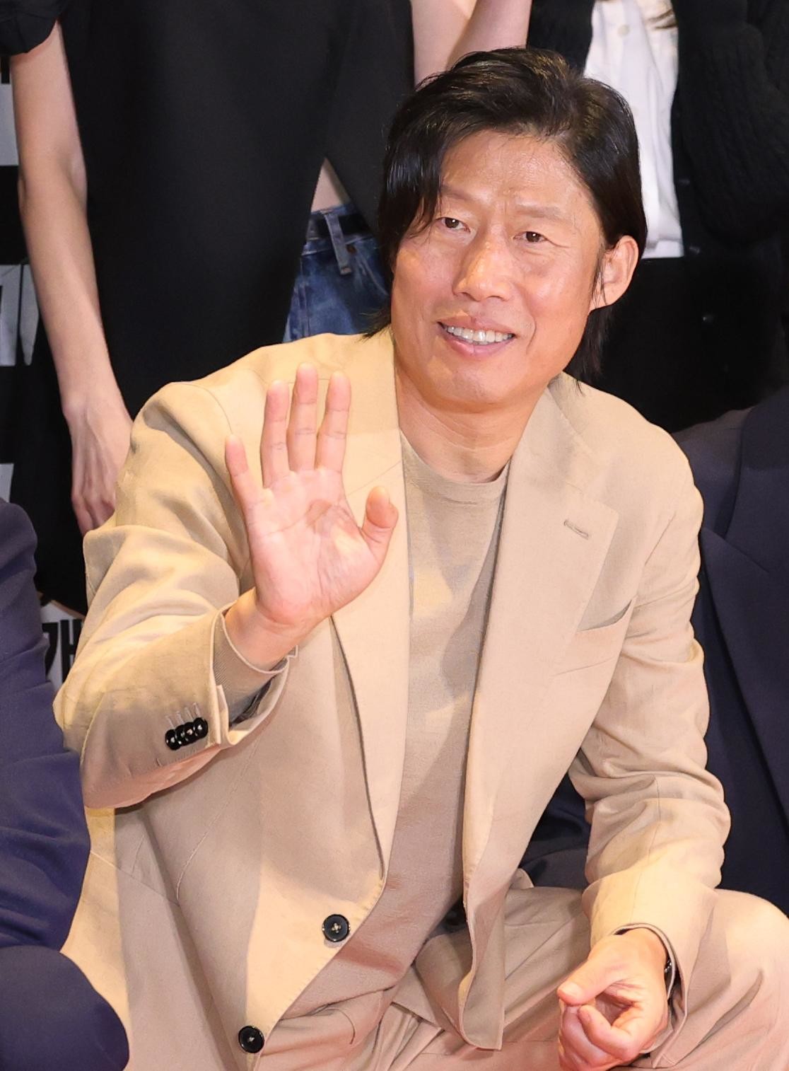 배우 유해진이 21일 오후 서울 송파구 롯데시네마 월드타워점에서 열린 영화 '암살자(들)' VIP 시사회에 참석해 포즈를 취하고 있다. '암살자(들)'은 1974년 8월 15일, 대한민국을 충격에 빠뜨린 영부인 저격 사건의 의혹과 배후를 추적하는 이야기를 그린 작품이다. / 뉴스1