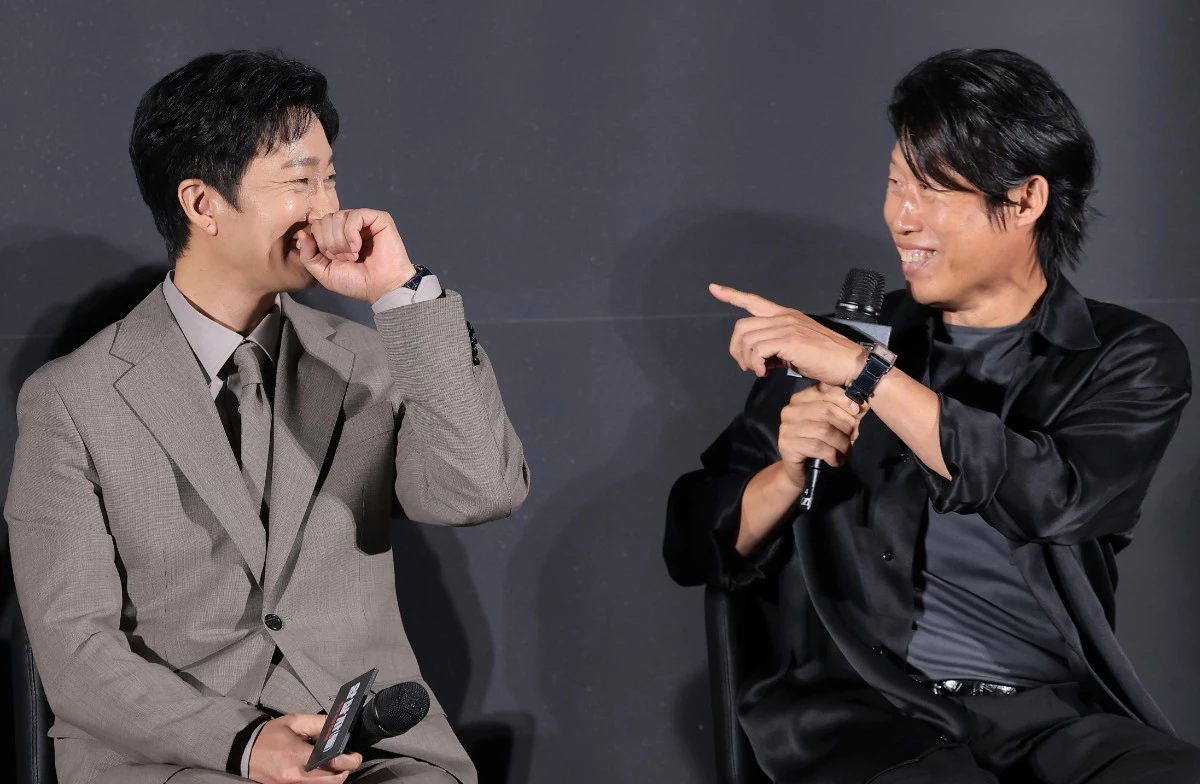 배우 유해진(오른쪽)이 10일 오전 서울 용산구 CGV 용산아이파크몰에서 열린 영화 '암살자(들)' 제작보고회에 참석해 박해일의 매력에 대해 이야기 하고 있다. '암살자(들)'은 1974년 8월 15일, 대한민국을 충격에 빠뜨린 영부인 저격 사건의 의혹과 배후를 추적하는 이야기를 그린 작품이다. ./ 뉴스1