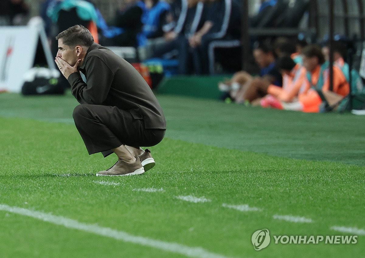 아쉬워하는 모레노 감독 / 연합뉴스