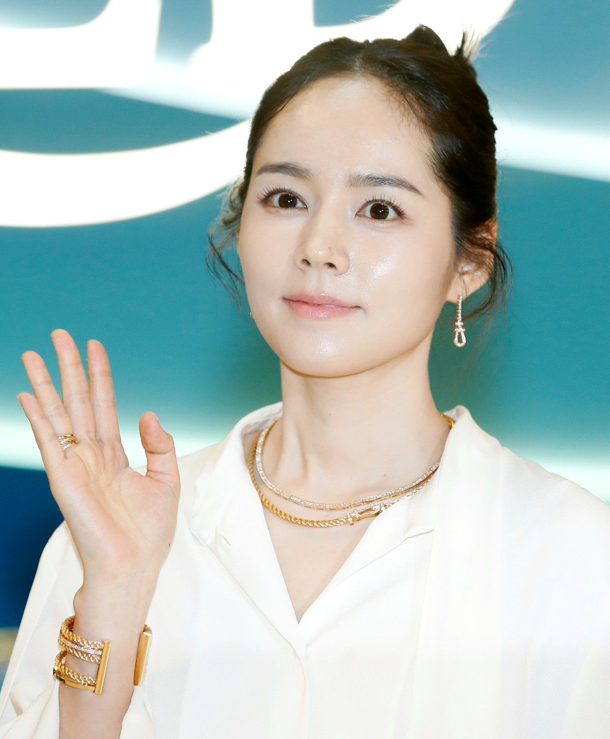 배우 한가인이 2024년 서울 송파구 롯데백화점 에비뉴엘 잠실점에서 진행된 프레드(FRED)의 '포스텐 크루즈' 팝업스토어 오픈 행사에서 포즈를 취하고 있다. / 뉴스1