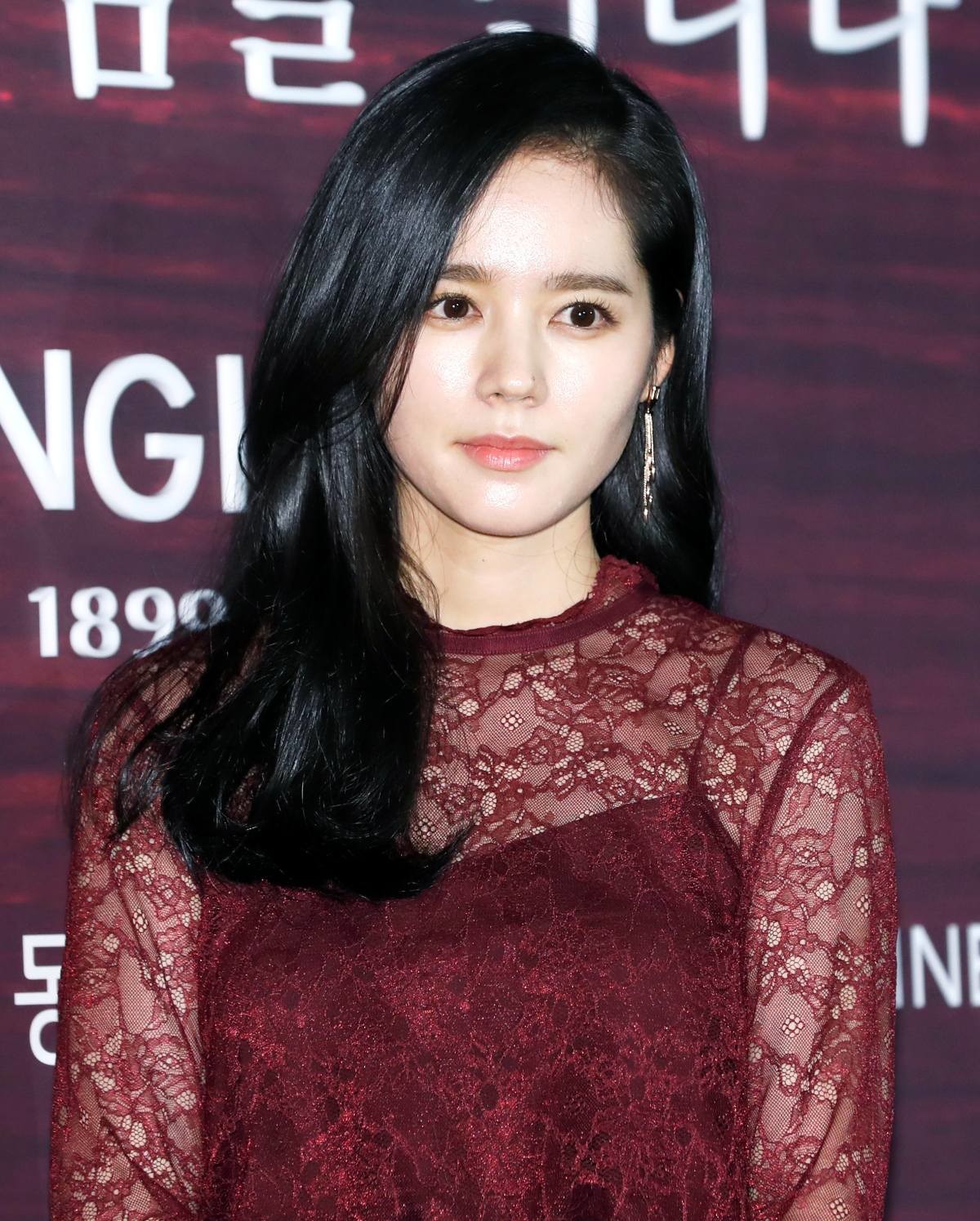 배우 한가인이 2017년 서울 장충동 신라호텔에서 열린 화장품 브랜드 포토행사에 참석해 포즈를 취하고 있다. / 뉴스1