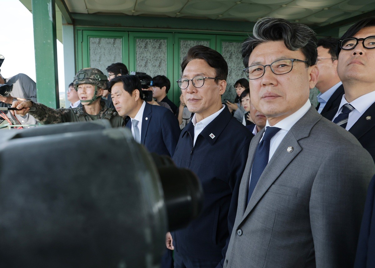 김민석 더불어민주당 대표와 진성준 국회 국방위원장(오른쪽)을 비롯한 국방위원들이 지뢰 추정 폭발 사고가 발생한 25사단 전망대에서 현장을 바라보고 있다. 진성준 위원장은 최근 비무장지대(DMZ)에서 발생한 지뢰 추정 폭발 사고에 대해 '유실이든, 매설이든 기본적으로 북한에 책임이 있는 것'이라고 강조했다. 진성준 위원장은 29일 KBS 라디오 '전격시사' 인터뷰에서 '북한 지뢰가 폭발의 원인이었을 것이라는 것은 상당히 가능성이 높게 추정하고 있다'라며 이렇게 말했다. / 뉴스1