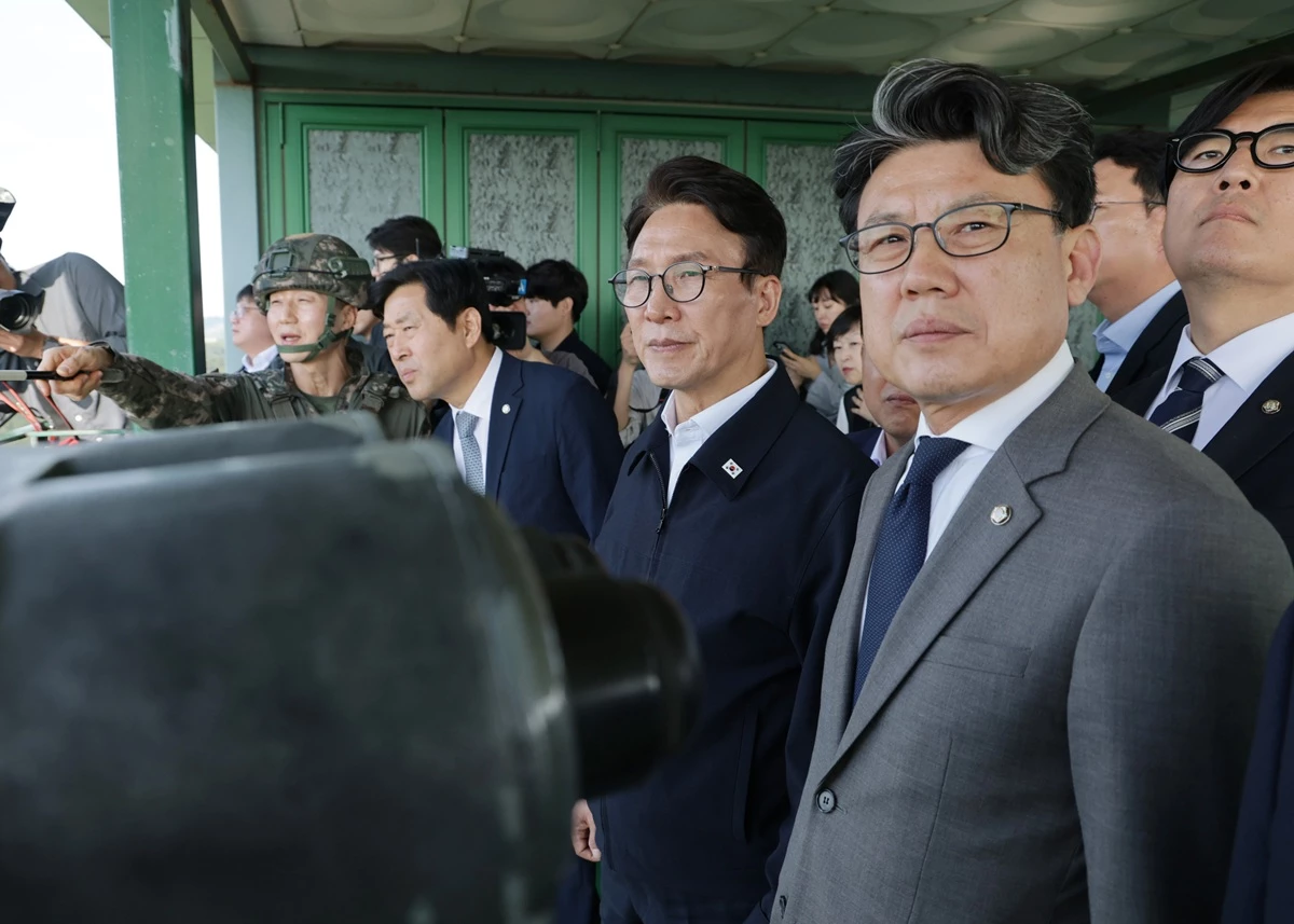 김민석 더불어민주당 대표와 진성준 국회 국방위원장(오른쪽)을 비롯한 국방위원들이 지뢰 추정 폭발 사고가 발생한 25사단 전망대에서 현장을 바라보고 있다. 진성준 위원장은 최근 비무장지대(DMZ)에서 발생한 지뢰 추정 폭발 사고에 대해 '유실이든, 매설이든 기본적으로 북한에 책임이 있는 것'이라고 강조했다. 진성준 위원장은 29일 KBS 라디오 '전격시사' 인터뷰에서 '북한 지뢰가 폭발의 원인이었을 것이라는 것은 상당히 가능성이 높게 추정하고 있다'라며 이렇게 말했다. / 뉴스1