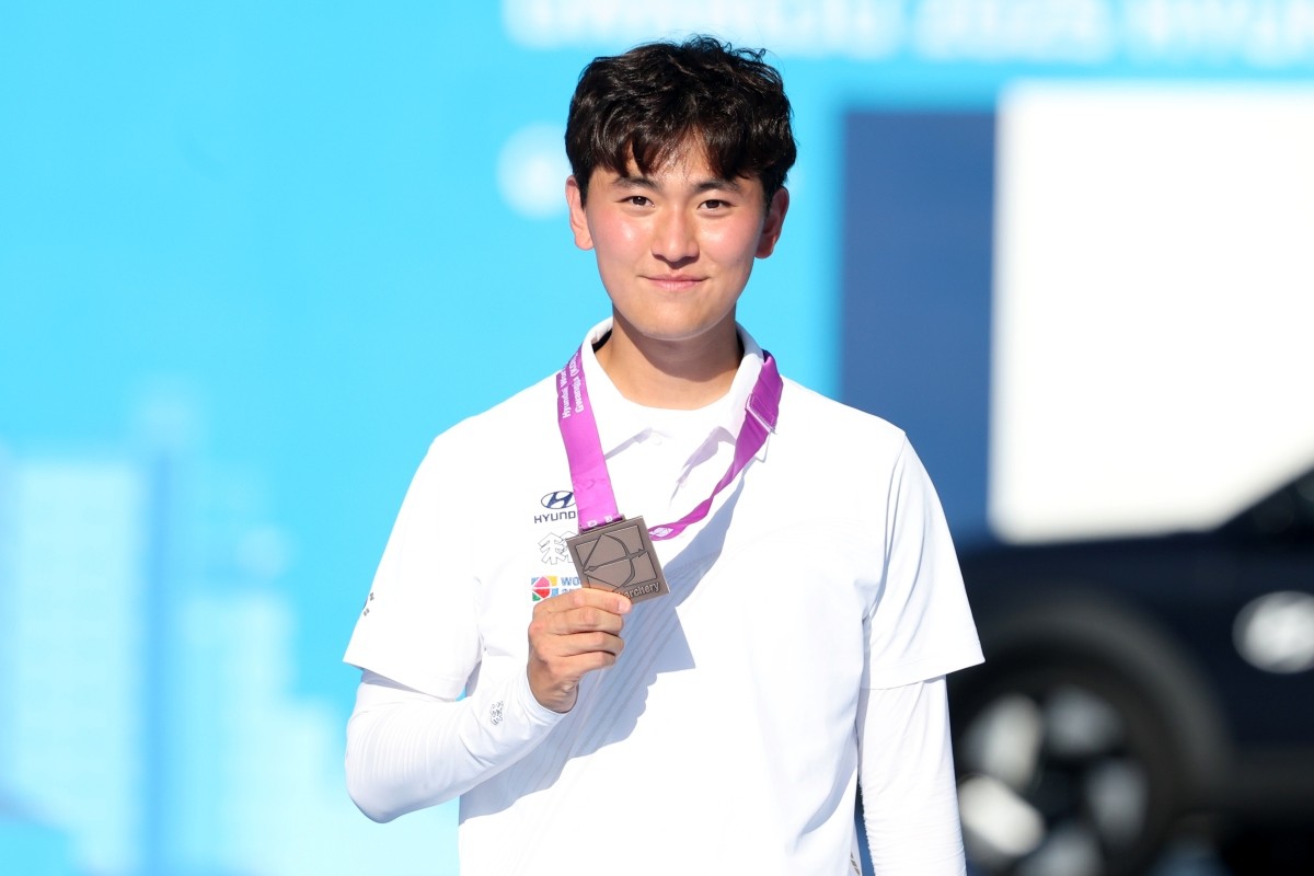지난해 광주 동구 5·18민주광장에서 열린 2025 세계양궁선수권대회 리커브 남자 개인전 시상식에서 한국 김제덕이 동메달을 들어보이고 있다. / 뉴스1