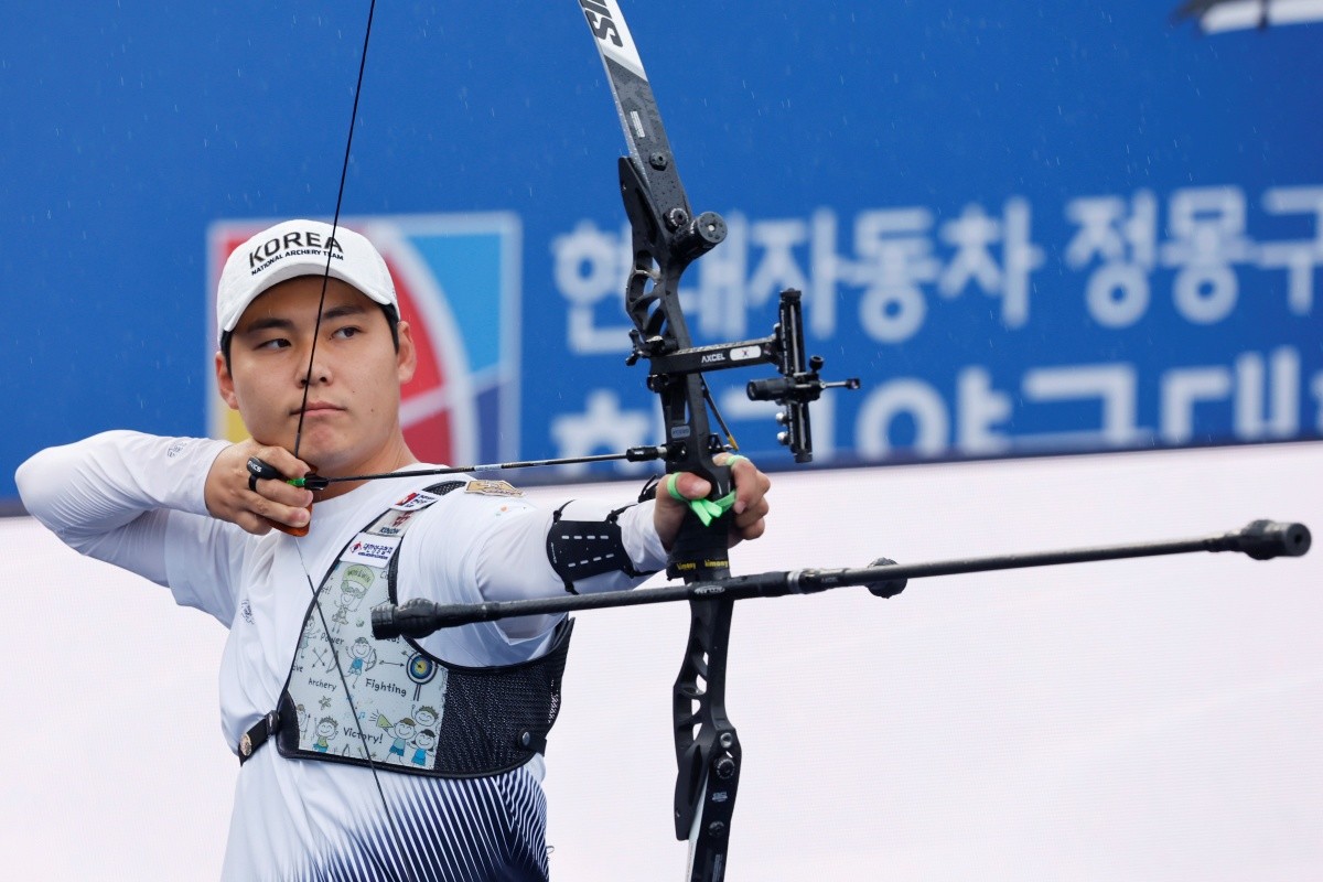 이우석(코오롱 엑스텐보이즈)이 지난해 광주5.18민주광장에서 열린 '현대자동차 정몽구배 한국양궁대회2025' 남자 리커브 경기 결승에서 활을 쏘고 있다. / 뉴스1