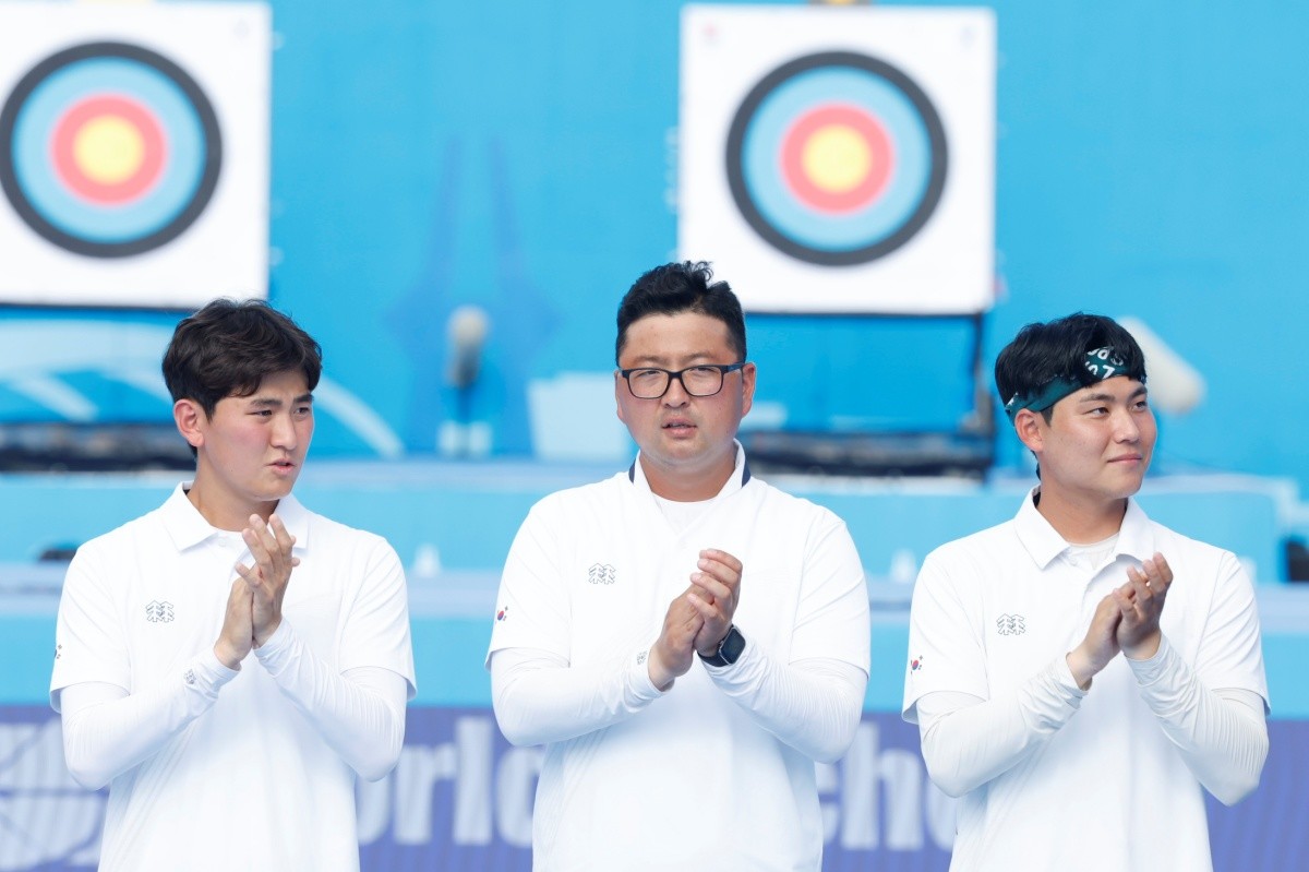 지난해 광주 동구 5·18민주광장에서 열린 2025 세계양궁선수권대회 리커브 남자 단체전 결승에서 금메달을 딴 한국 김제덕, 김우진, 이우석이 웃음을 보이고 있다. / 뉴스1