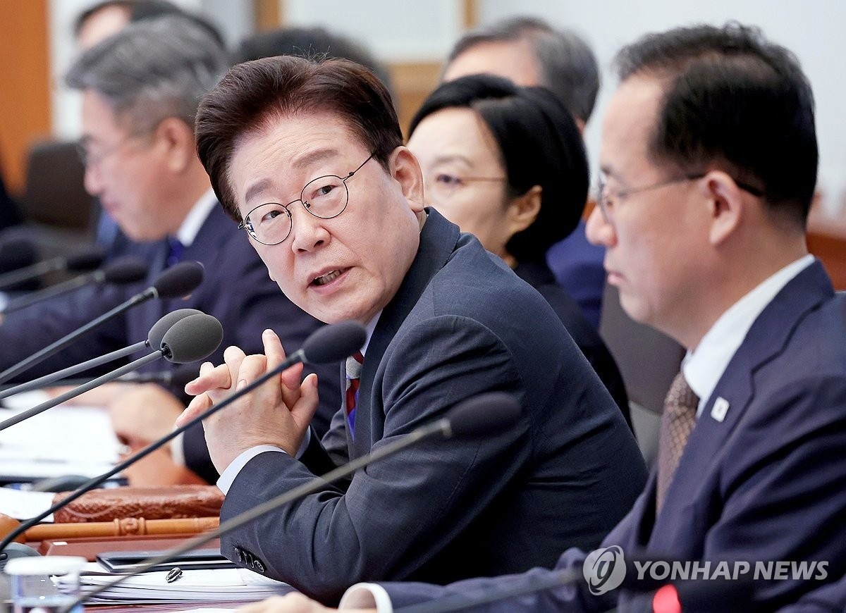 이재명 대통령이 29일 청와대에서 열린 국무회의에서 발언하고 있다. 기사 이해를 돕기 위한 자료 사진. 이 대통령은 최근 비무장지대(DMZ)에서 발생한 지뢰 추정 폭발 사고와 관련해 '군 당국은 유엔사령부와의 긴밀한 협조를 바탕으로 신속하고 철저한 조사를 통해 사건의 진상을 투명하게 밝혀야 한다'라고 말했다. 이어 '그 진상에 따라 필요한 조치를 취해나갈 것'이라고 했다. / 연합뉴스