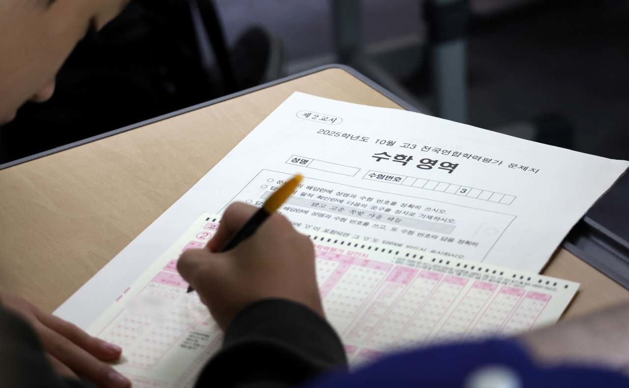 2026학년도 대학수학능력시험을 앞두고 마지막 모의고사인 전국연합학력평가가 실시된 지난해 10월 14일 전북 전주시 전라고등학교에서 3학년 수험생들이 시험을 치르고 있다. / 뉴스1