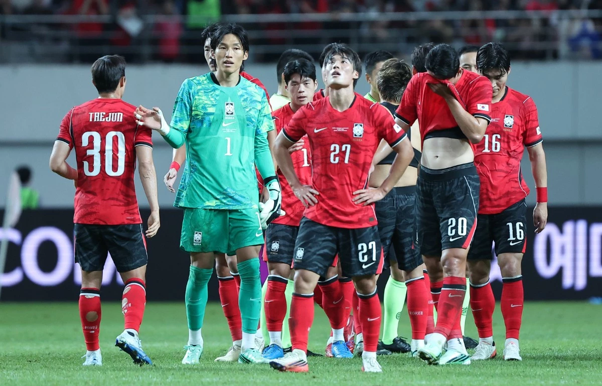 우루과이전 1-4 패배에 고개 숙인 한국 축구대표팀 선수들 / 뉴스1
