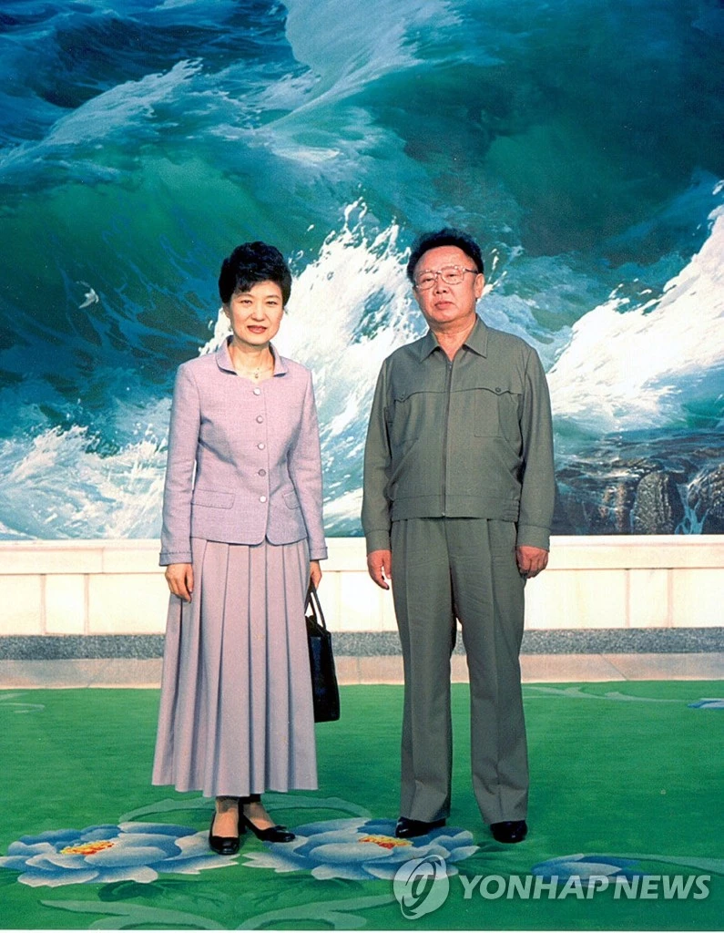 박근혜 전 대통령이 2002년 5월 북한을 방문해 김정일 국방위원장과 기념사진을 찍은 모습. / 연합뉴스