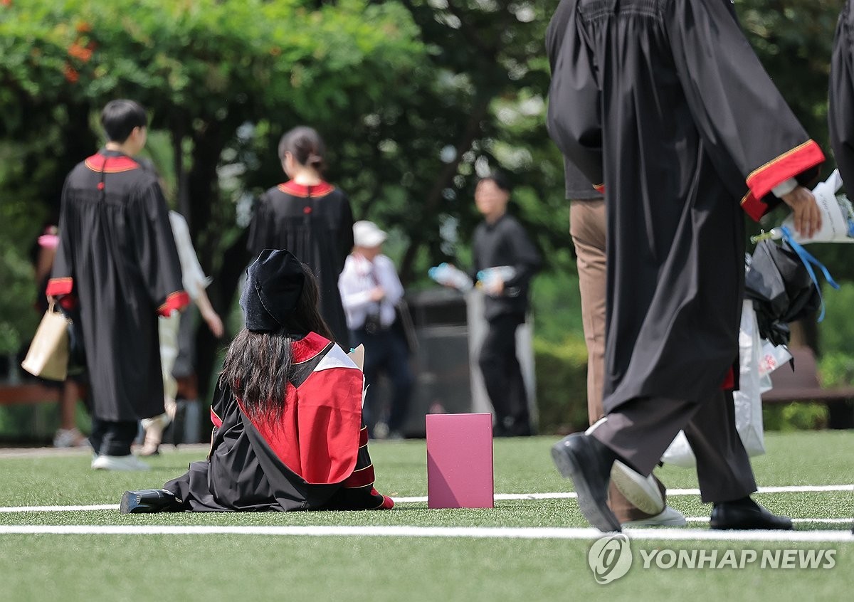 기념 촬영하는 대학교 졸업생들 모습. 기사 이해를 돕기 위한 자료 사진으로 기사 내용과 직접적인 관련은 없음. 청년 10명 가운데 8명은 법정 정년이 연장되면 신규 채용이 줄어들 것이라고 우려하는 것으로 조사됐다. 한국경영자총협회(경총)가 구직 중이거나 근로 중인 20∼34세 청년 1052명을 대상으로 실시한 '청년 취업 트렌드 설문조사' 결과를 최근 공개했다. 해당 조사 결과에 따르면 응답자의 81.0%는 법정 정년연장이 기업 신규 채용에 미칠 영향으로 규모 감소를 예상했다. / 연합뉴스