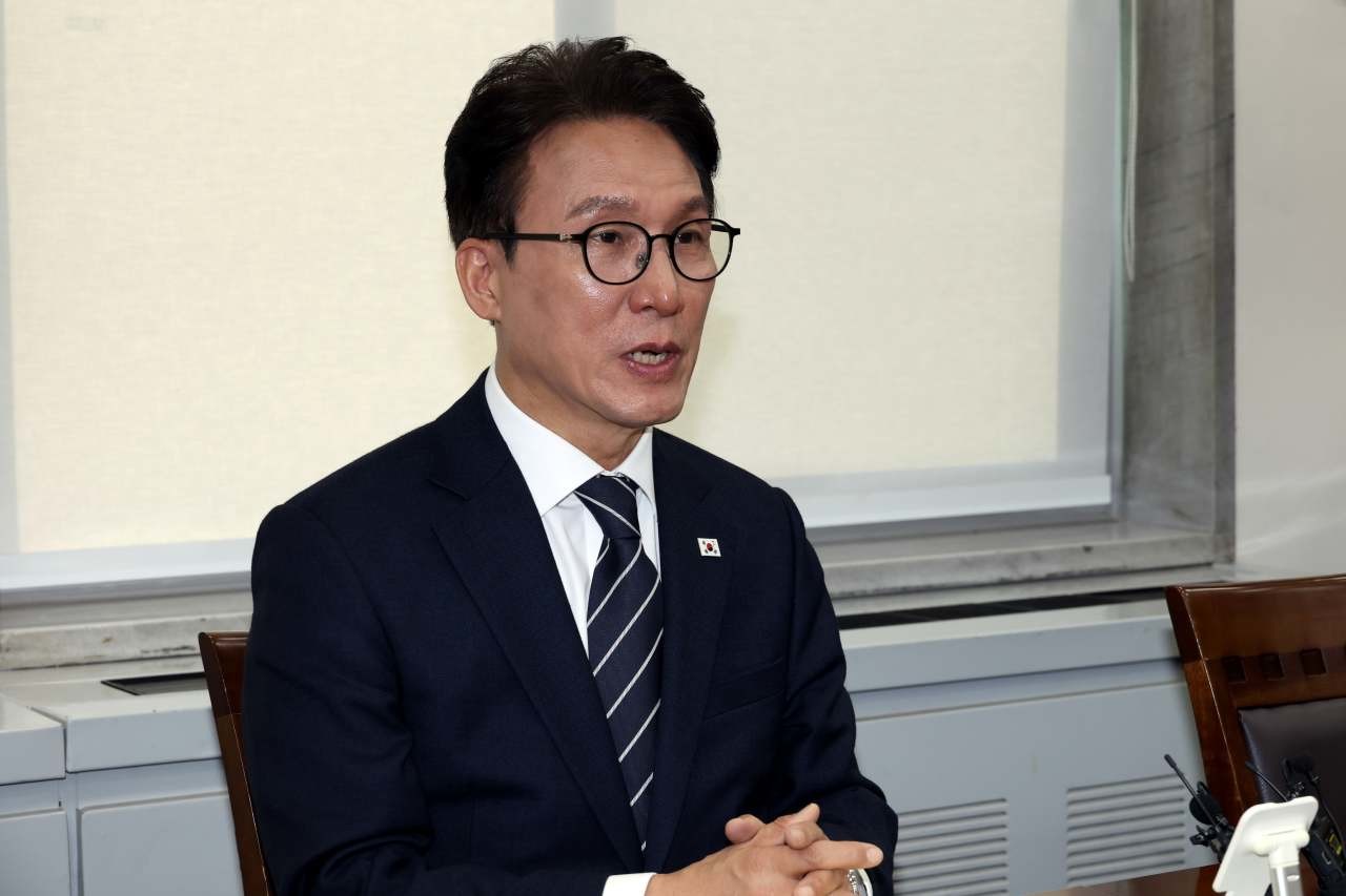 김민석 더불어민주당 대표가 지난 28일 서울 여의도 국회에서 강신철 신임 국방부 장관을 접견하고 있다. / 뉴스1