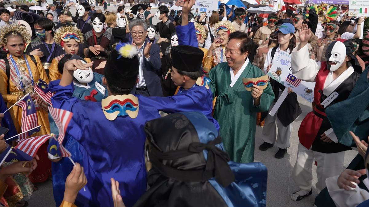 ‘2026 안동국제탈춤페스티벌’이 열리고 있는 경북 안동에서는 나이와 국적을 넘어 참가자들이 저마다의 탈과 춤으로 한마당 잔치를 연출하고 있다./이하 안동시 제공