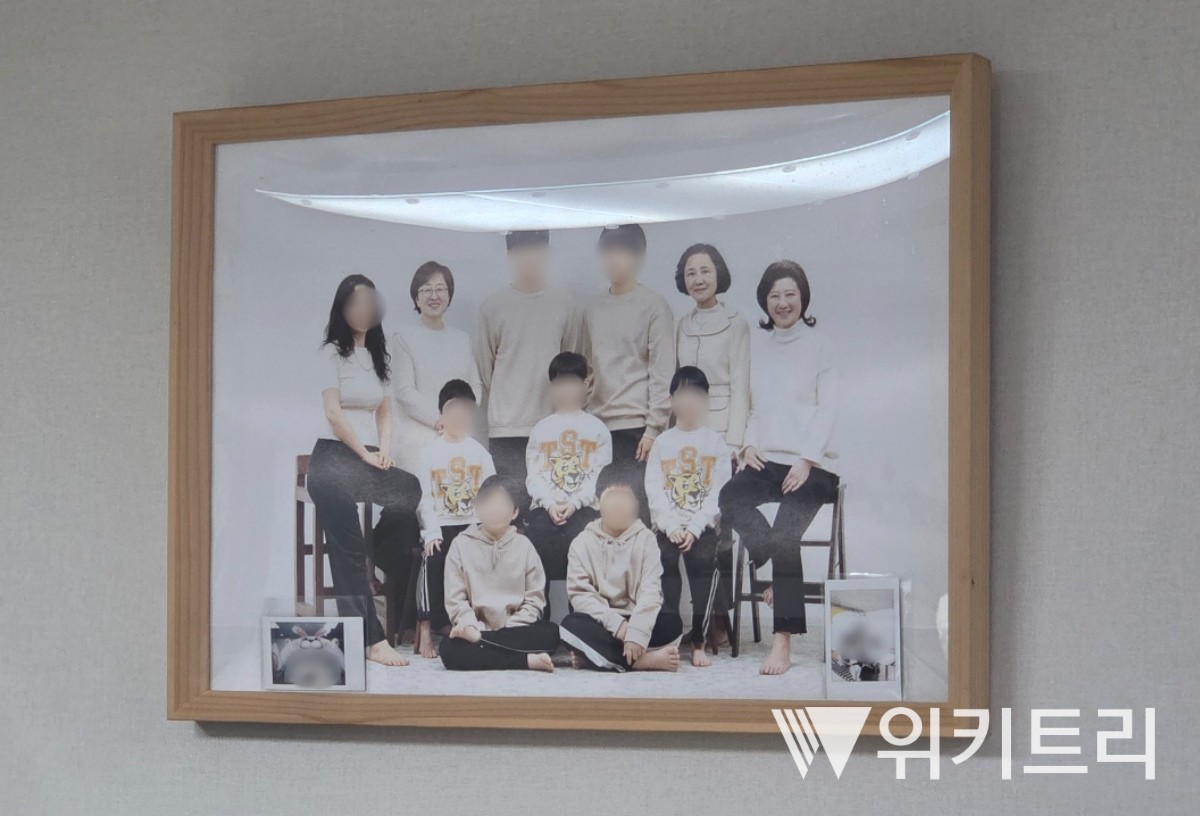 거실에는 아이들과 이 원장, 사회복지사들이 함께 촬영한 가족사진이 걸려있다. / 위키트리