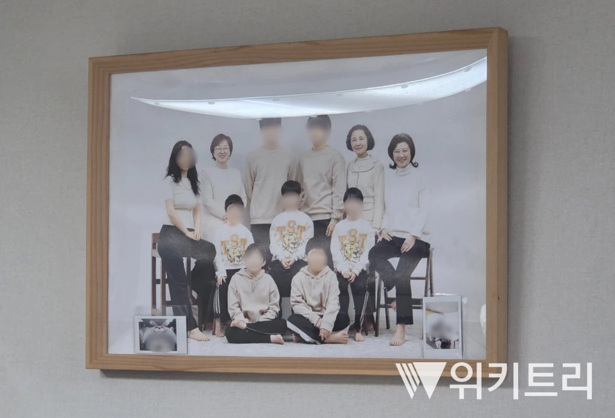 거실에는 아이들과 이 원장, 사회복지사들이 함께 촬영한 가족사진이 걸려있다. / 위키트리