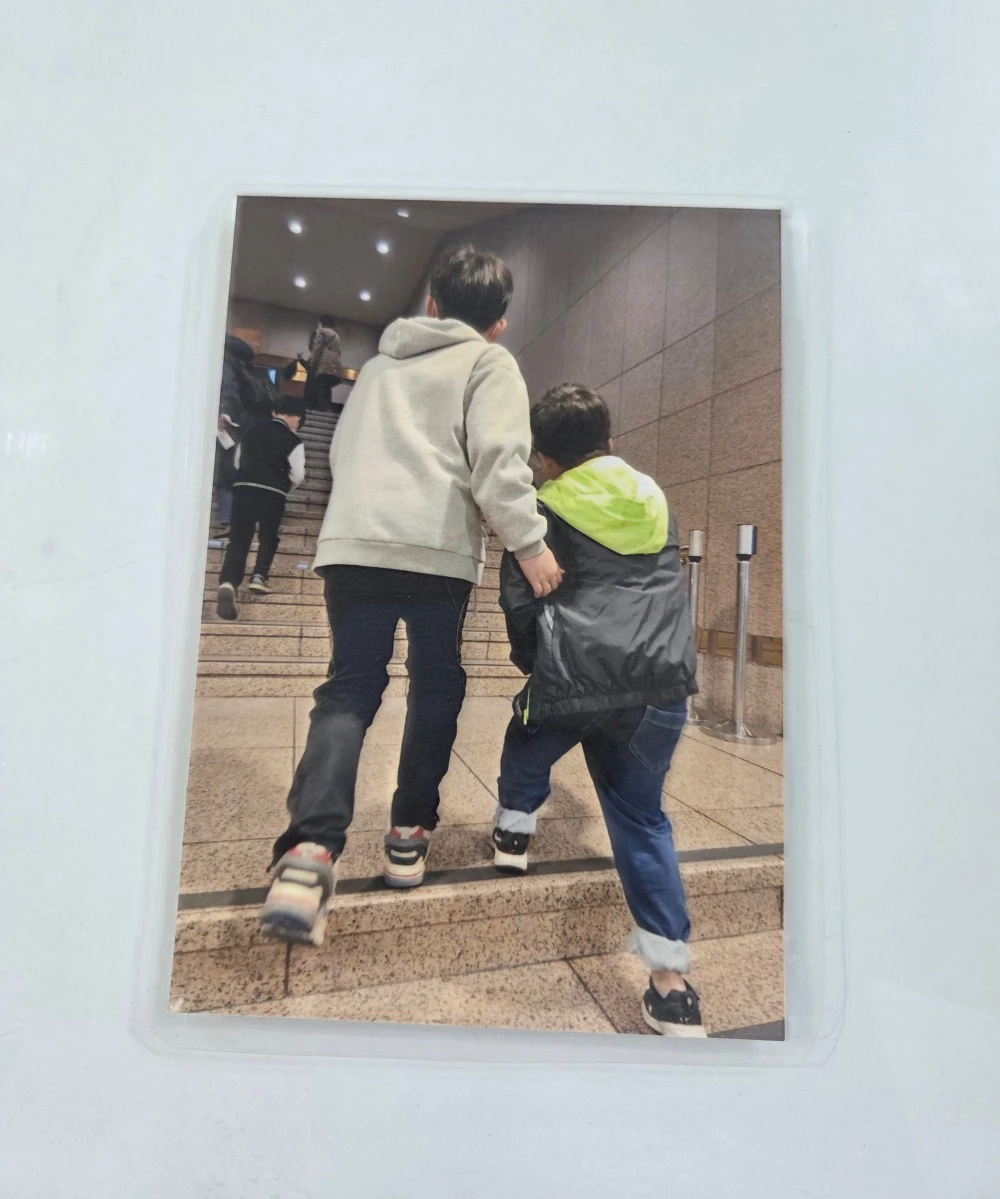 몸이 불편한 성민이를 그룹홈 아이들이 돕고 있는 모습을 보고 이 원장이 촬영한 사진. / 이시은 원장 제공