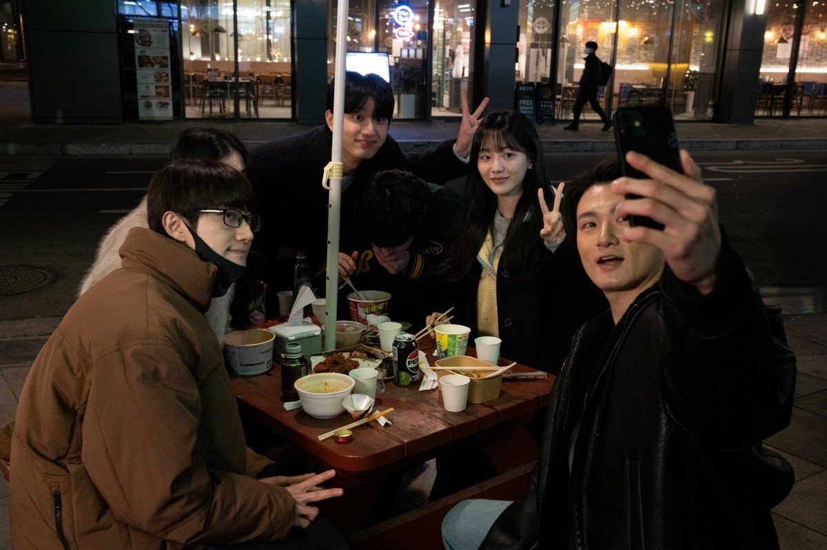 영화 '최종면접' 출연 배우들이 함께 사진을 찍고 있다   / 잇츠뉴