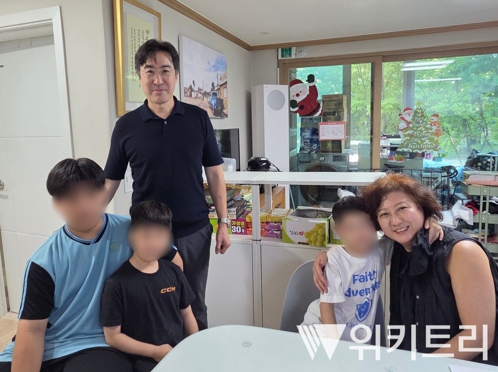 그룹홈에서 지내고 있는 아이들과 (왼쪽부터)최영원 사회복지사와 이 원장이 함께 사진 촬영을 하고 있다. / 위키트리