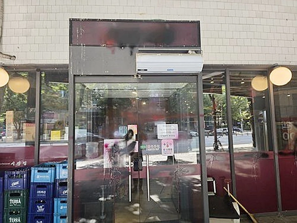 페인트 테러 당한 해당 중식당 외부 모습. 추석 연휴 기간 중국인 일당에게 래커 테러를 당한 경기도 성남시 분당구 소재 중식당 근황이 전해졌다. 해당 중식당은 추가 피해를 우려해 기존 중국 최고지도자 이름(시진핑)의 상호를 버리고 닷새 만에 영업을 재개한 것으로 전해졌다. 연합뉴스 보도 등에 따르면 해당 중식당은 특정인을 연상시키지 않는 일반적인 명칭(○향)으로 상호를 변경해 29일 다시 문을 열었다. 새 간판은 다음 주쯤 설치할 예정인 것으로 전해졌다. / 피해자 제공-연합뉴스