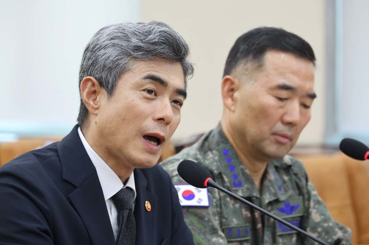 강신철 국방부 장관이 29일 서울 여의도 국회 국방위원회에서 열린 비무장지대(DMZ) 지뢰 추정 폭발 사고 관련 현안보고에서 의원 질의에 답변하고 있다. / 뉴스1