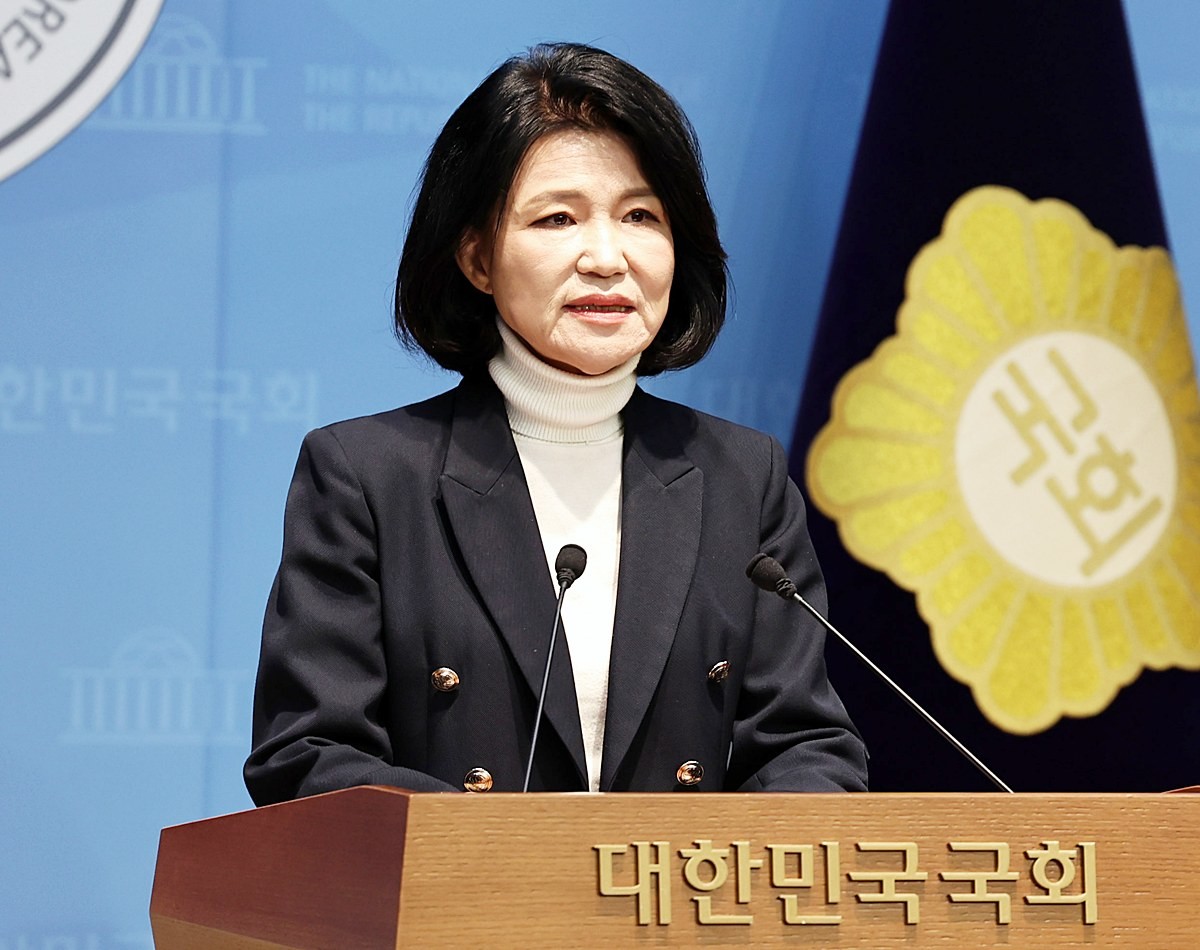 이진숙 국민의힘 의원이 29일 서울 여의도 소통관에서 영화 '암살자(들)' 역사왜곡 논란과 관련해 기자회견을 하고 있다. 이 의원은 영화 '암살자(들)'과 관련해 '영화적 상상력을 왜 이승만, 박정희, 전두환에게만 적용하는 것이냐'라며 상영 중단을 촉구했다. 이 의원은 29일 오전 서울 여의도 국회 소통관에서 연 기자회견에서 '5·18에 대해서는 성역이라고 하면서 건드리지 말라고 하는 좌파 진영이 지금 박정희 전 대통령에 대한 역사를 다시 쓰려고 한다'라며 이렇게 지적했다. / 뉴스1